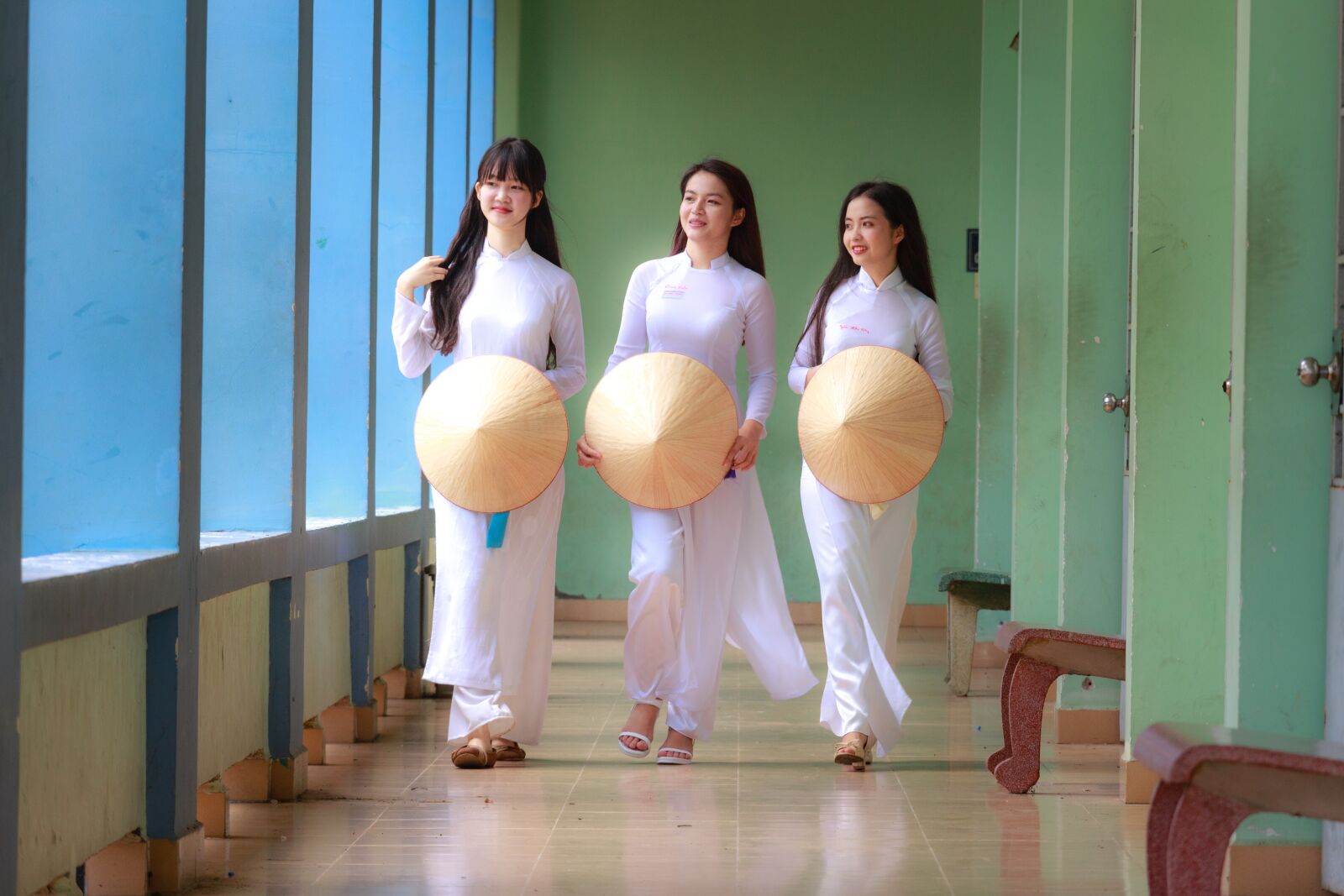 Canon EF 70-200mm F4L IS USM sample photo. Vietnam, costume, cone photography