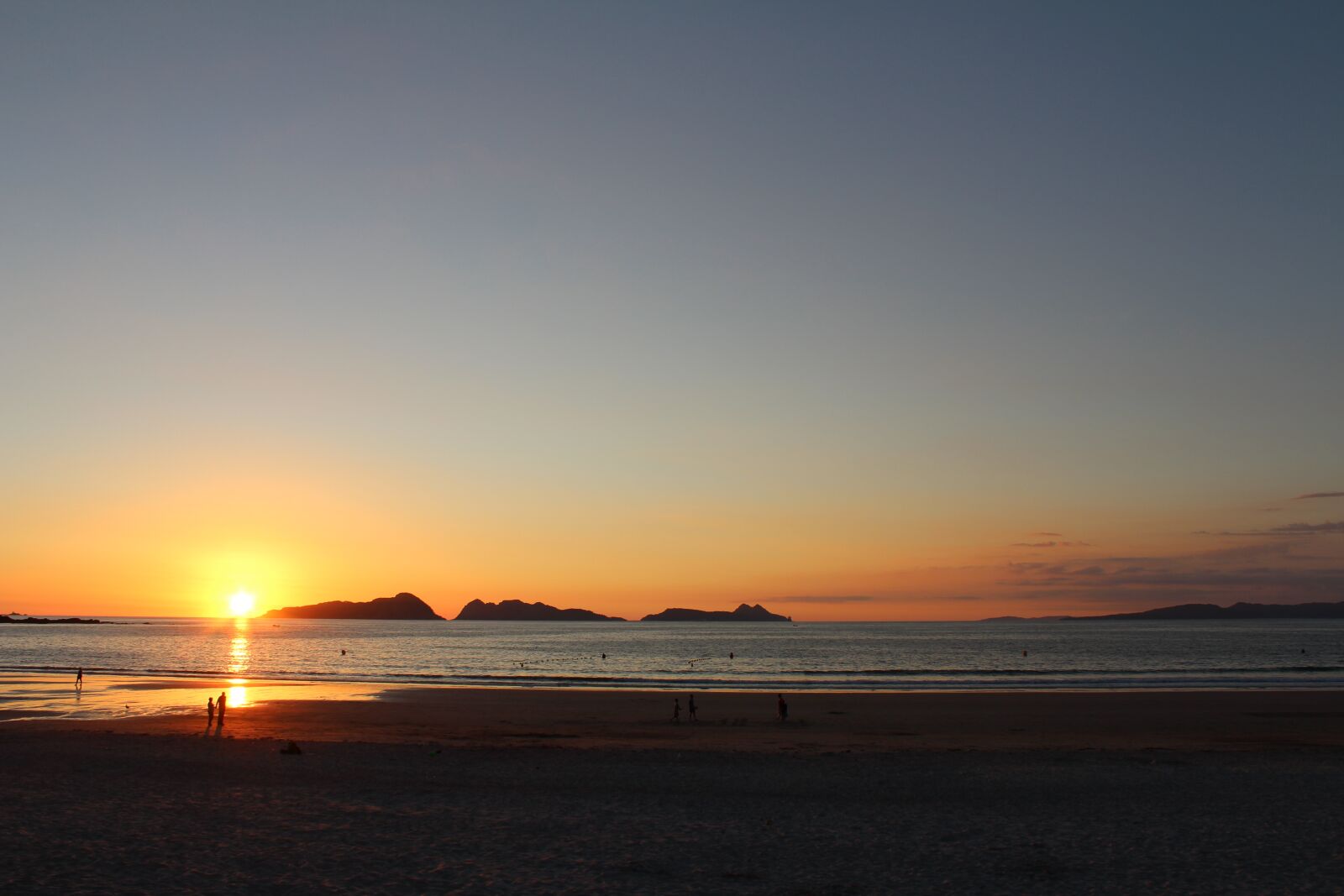 Canon EOS 1200D (EOS Rebel T5 / EOS Kiss X70 / EOS Hi) sample photo. Sunset, beach, islas cies photography