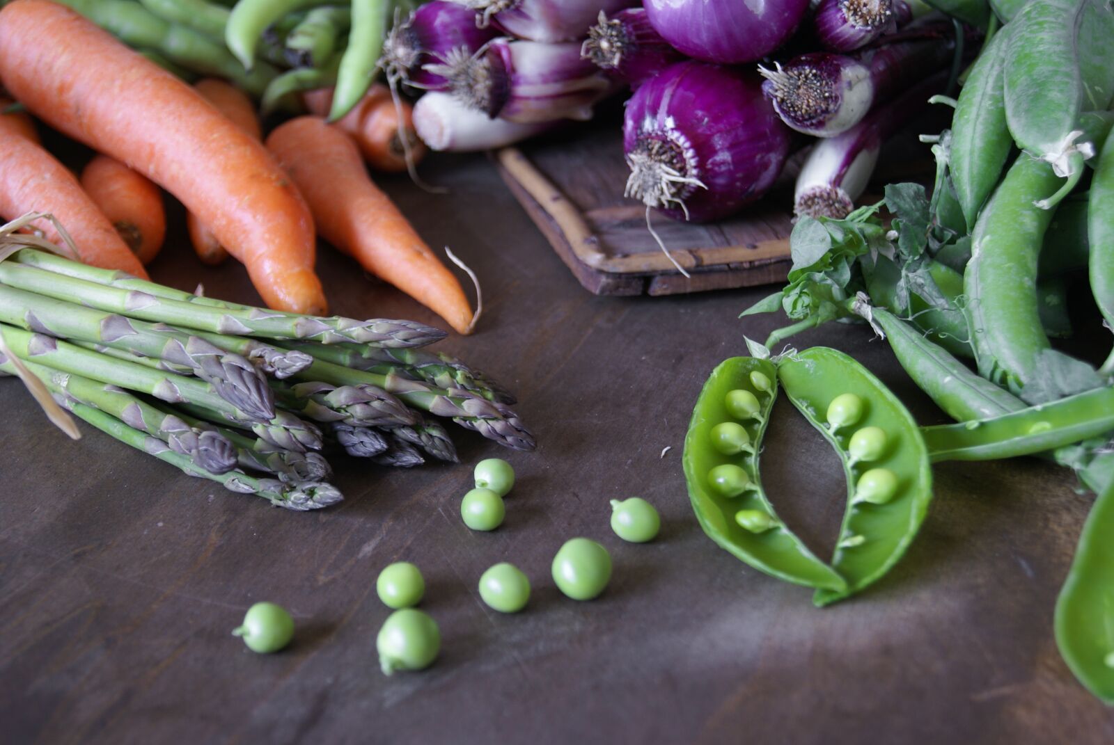 Sony Alpha DSLR-A100 sample photo. Spring, peas, nature photography