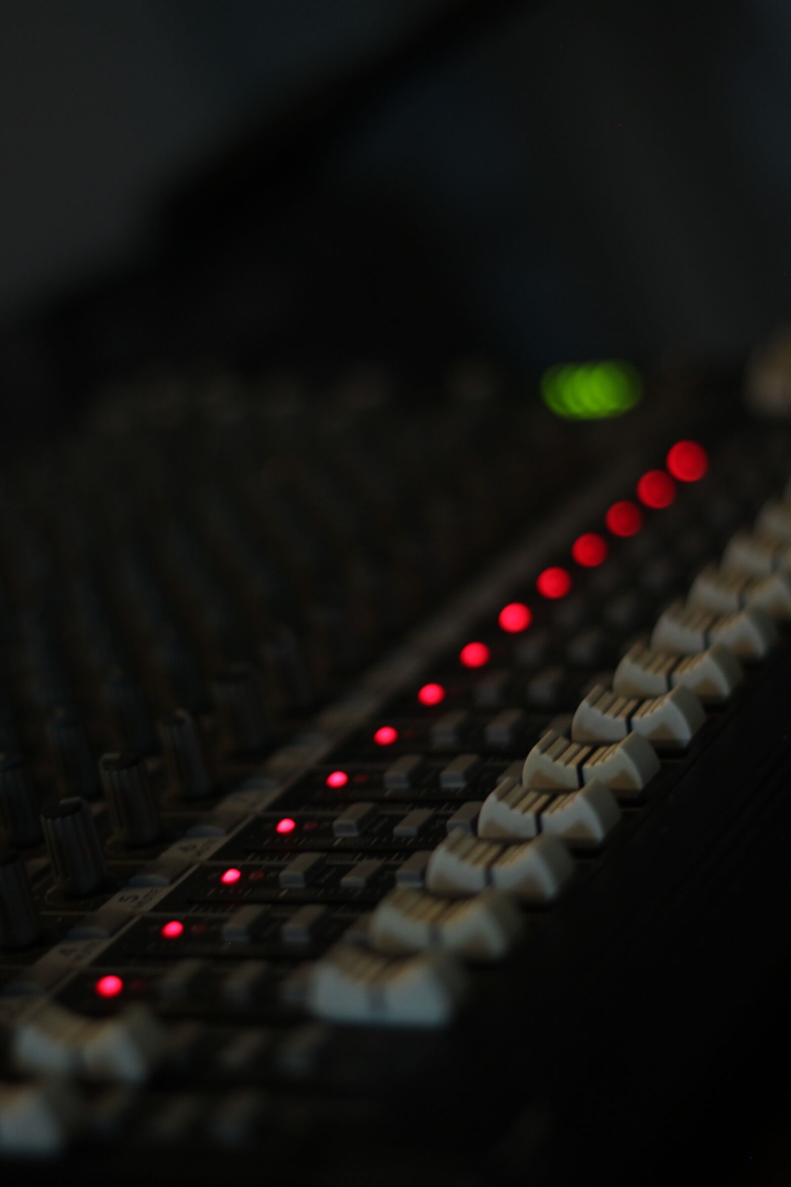 Canon EOS 600D (Rebel EOS T3i / EOS Kiss X5) + Canon EF 50mm F1.8 II sample photo. Console, audio, mixer photography