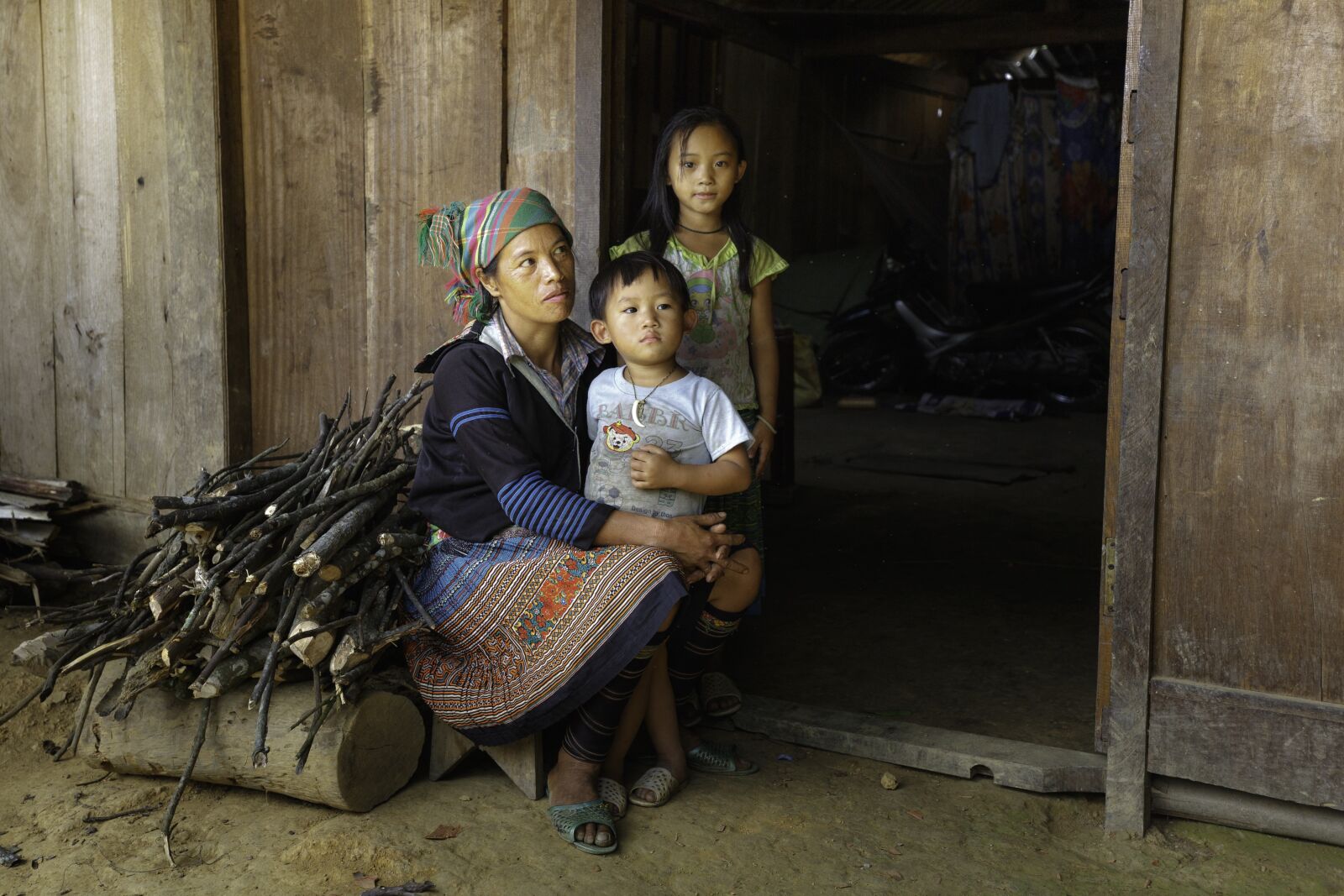 Canon EF 16-35mm F4L IS USM sample photo. Chândung, mother, daughter photography