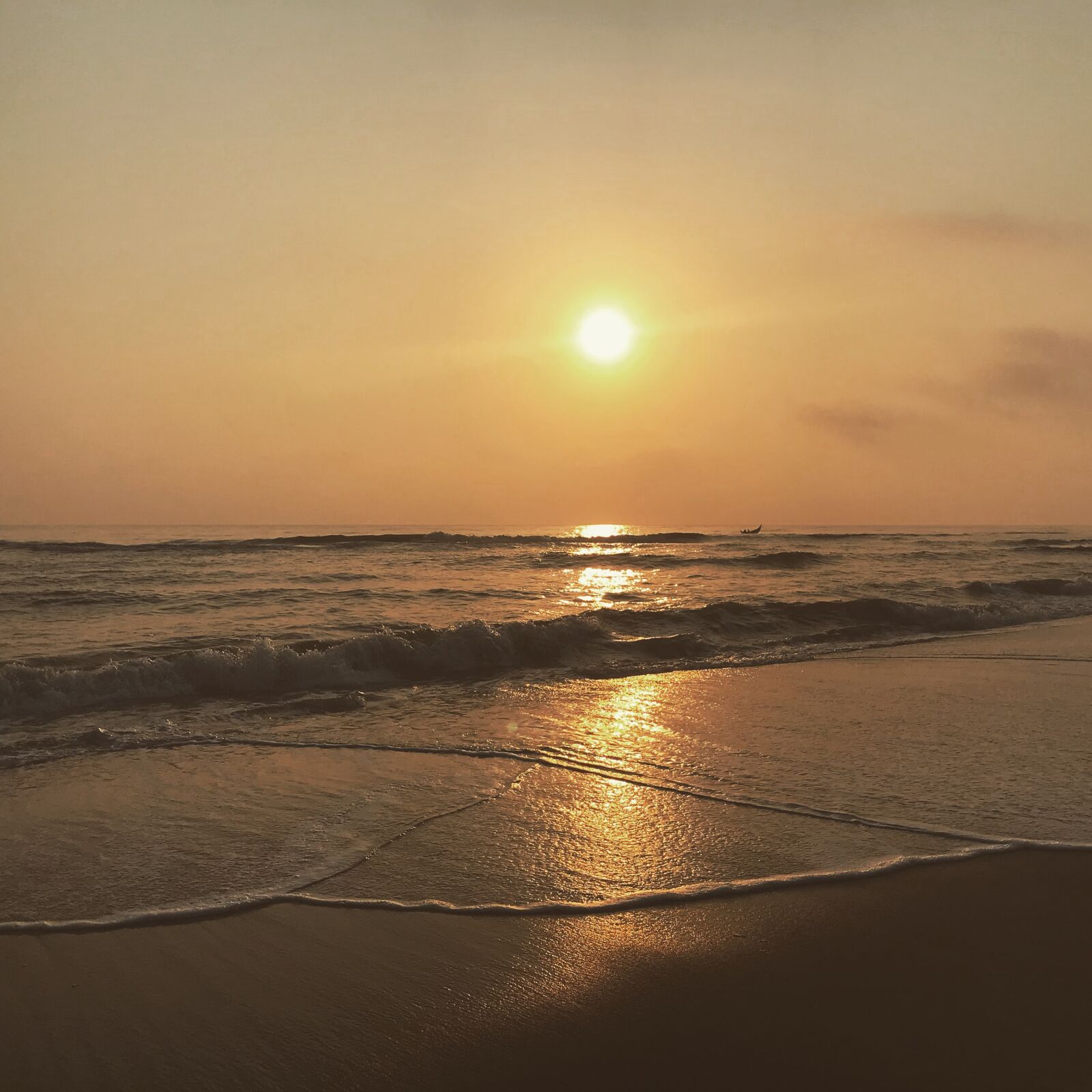 iPhone 7 Plus back dual camera 3.99mm f/1.8 sample photo. Sunrise, beach, morning photography
