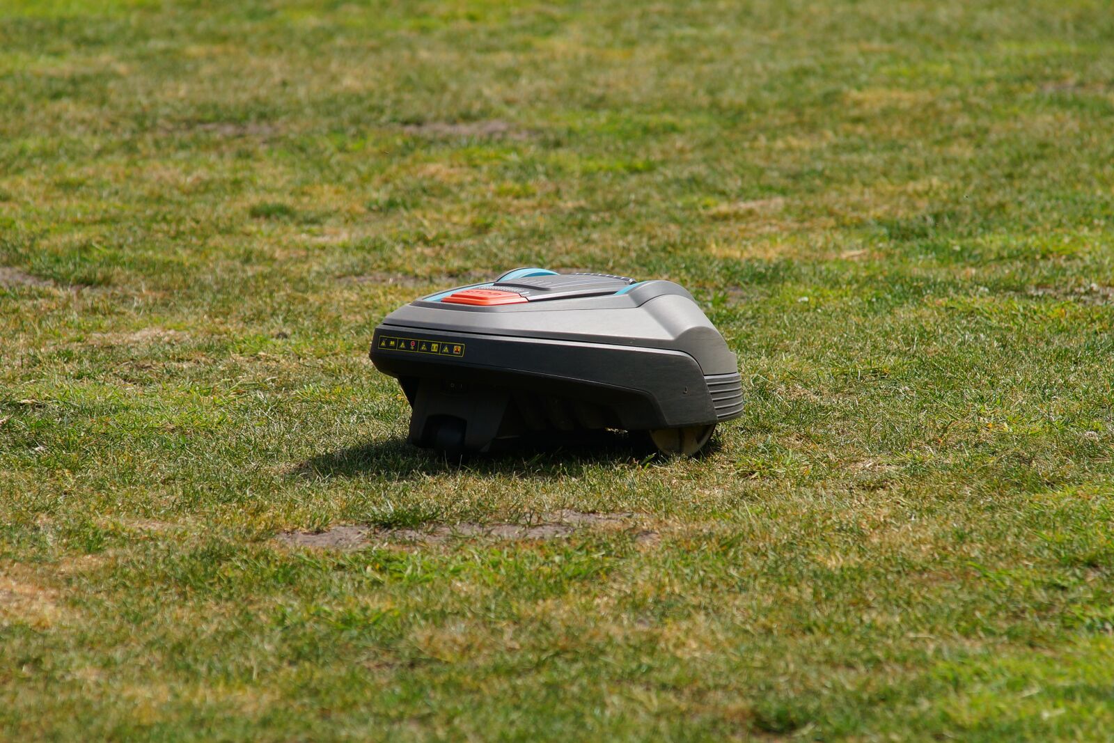 Minolta AF 80-200mm F2.8 HS-APO G sample photo. Lawn mower, battery mower photography