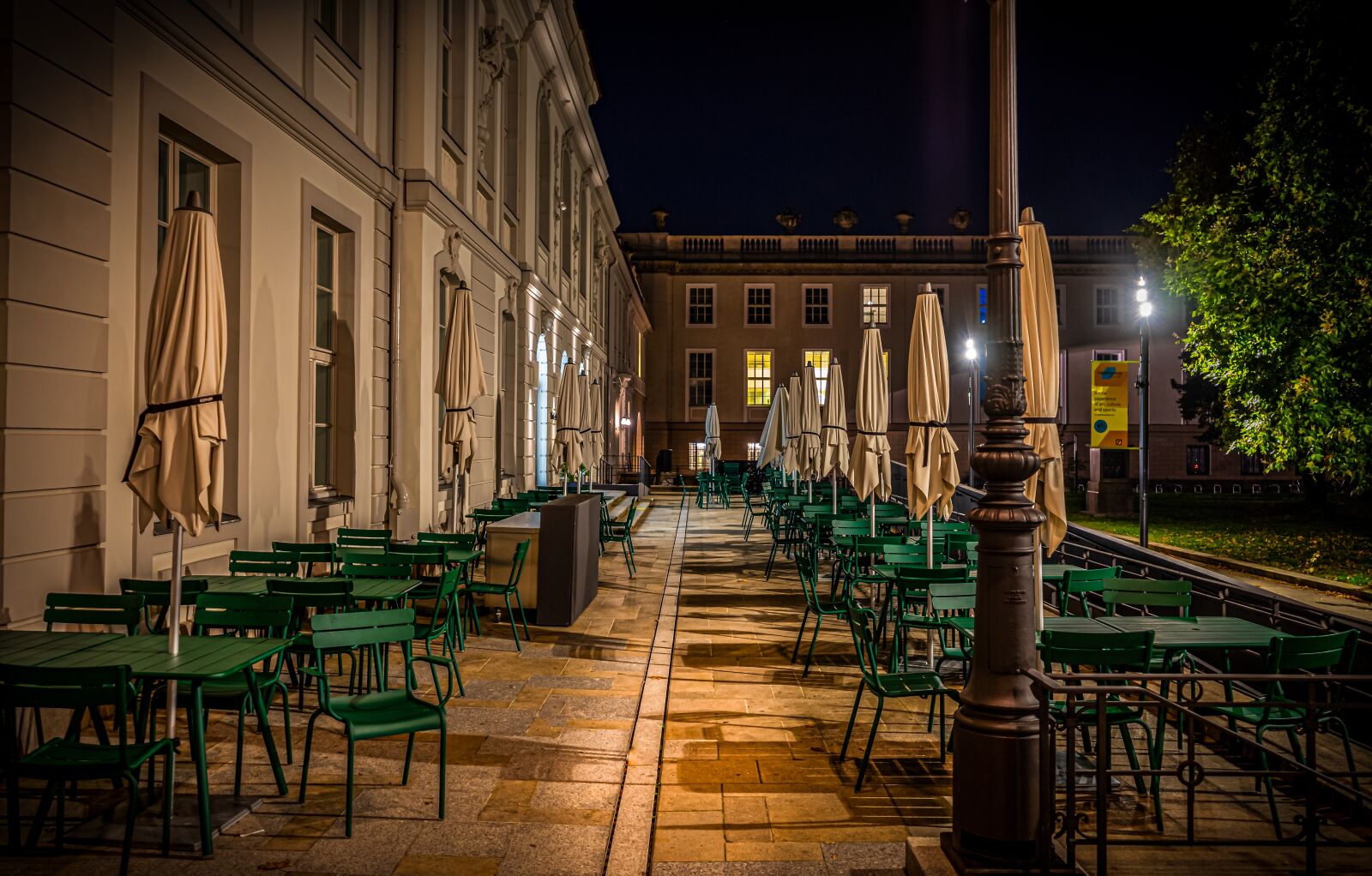 Sony a7 II + Sony FE 28-70mm F3.5-5.6 OSS sample photo. Night, evening, building photography