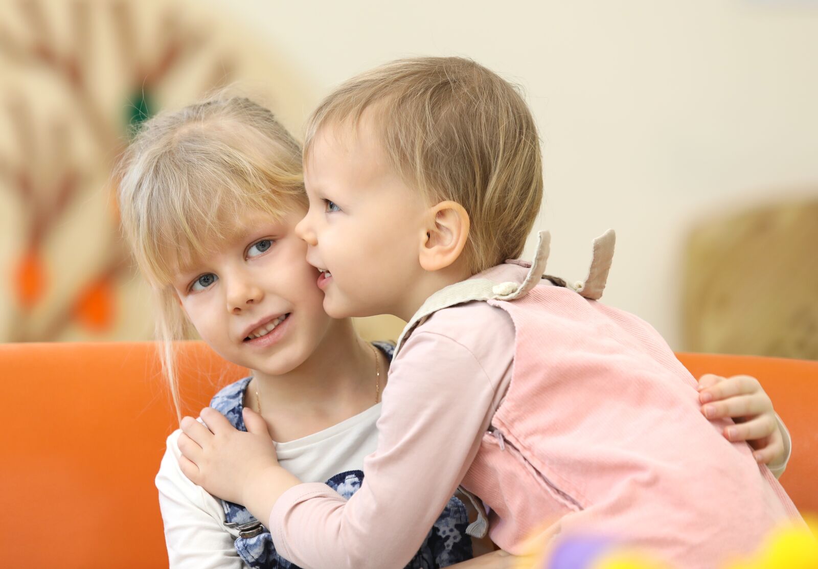 Canon EOS 5D Mark IV sample photo. Kids, kiss, sisters photography