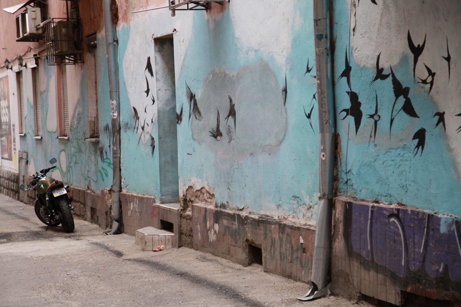 Canon EOS 5D Mark II sample photo. Street, no one, old photography
