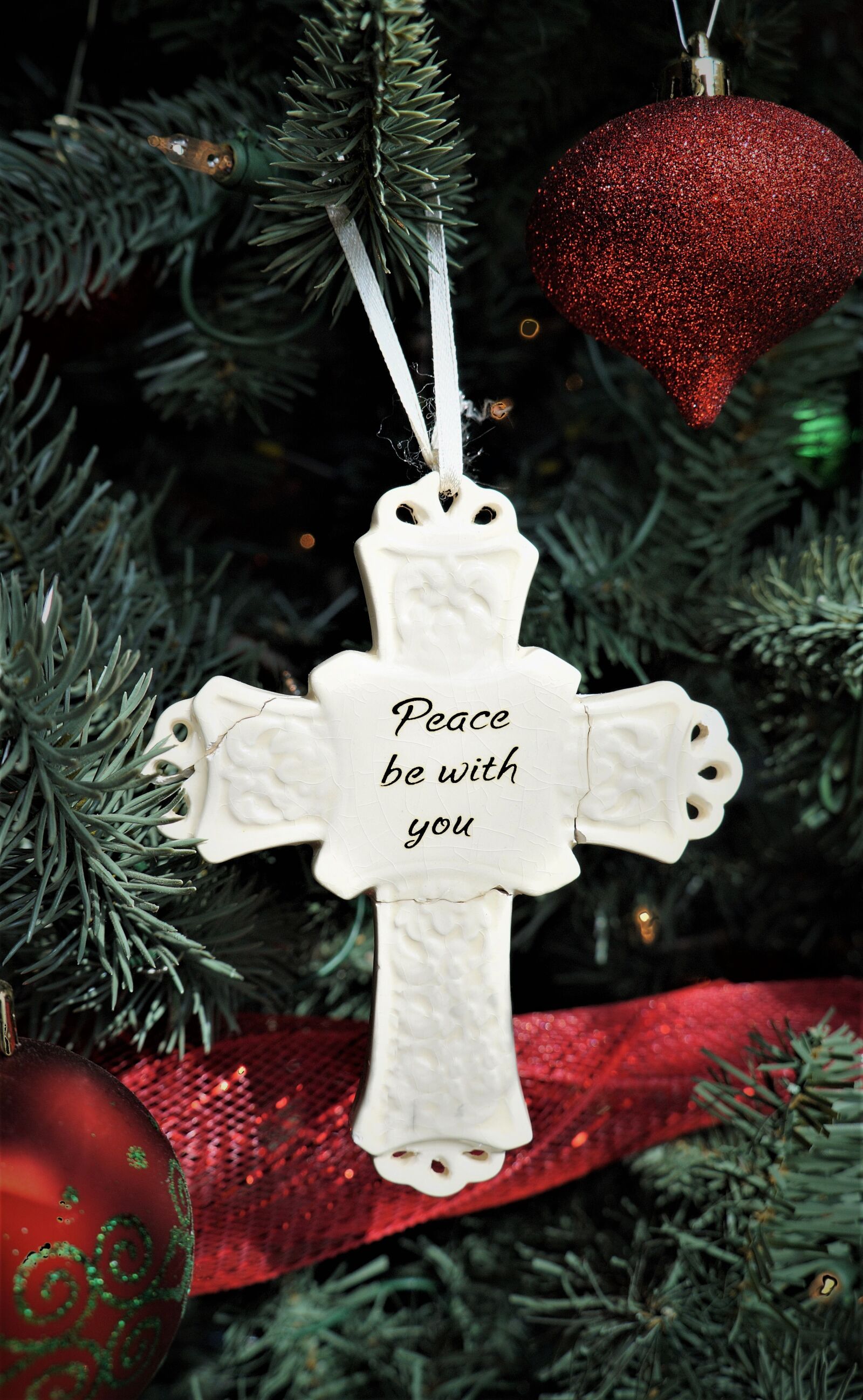 Sony Alpha a3000 + Sony E 18-55mm F3.5-5.6 OSS sample photo. Christmas, ornament, peace photography