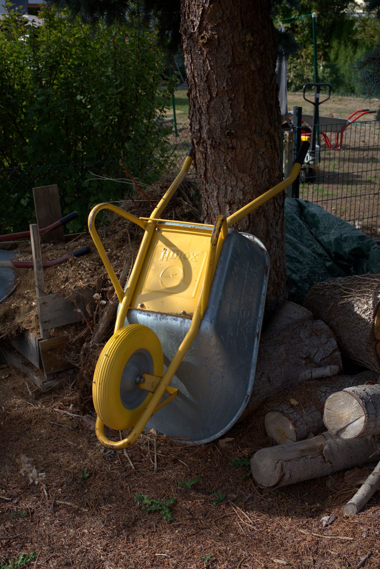 Sony a7 II + Sony FE 50mm F2.8 Macro sample photo. Wheelbarrow, break, work photography