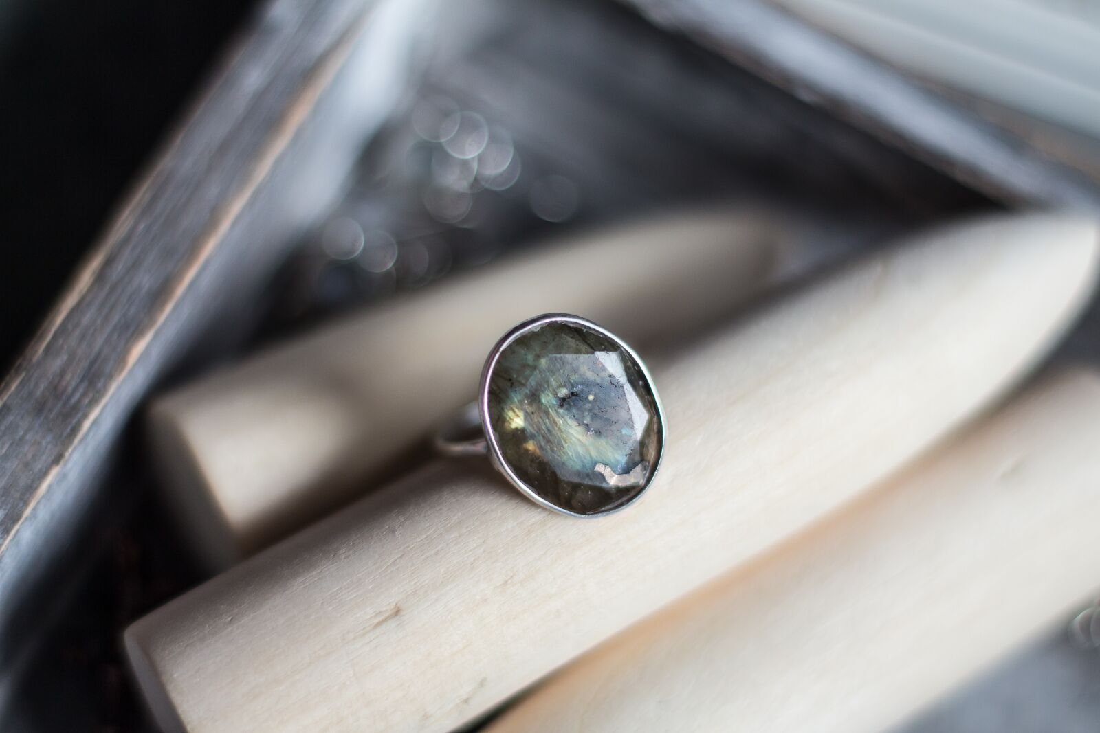 Canon EOS 700D (EOS Rebel T5i / EOS Kiss X7i) + Canon EF 50mm F1.8 STM sample photo. Ring, labrador, natural stone photography