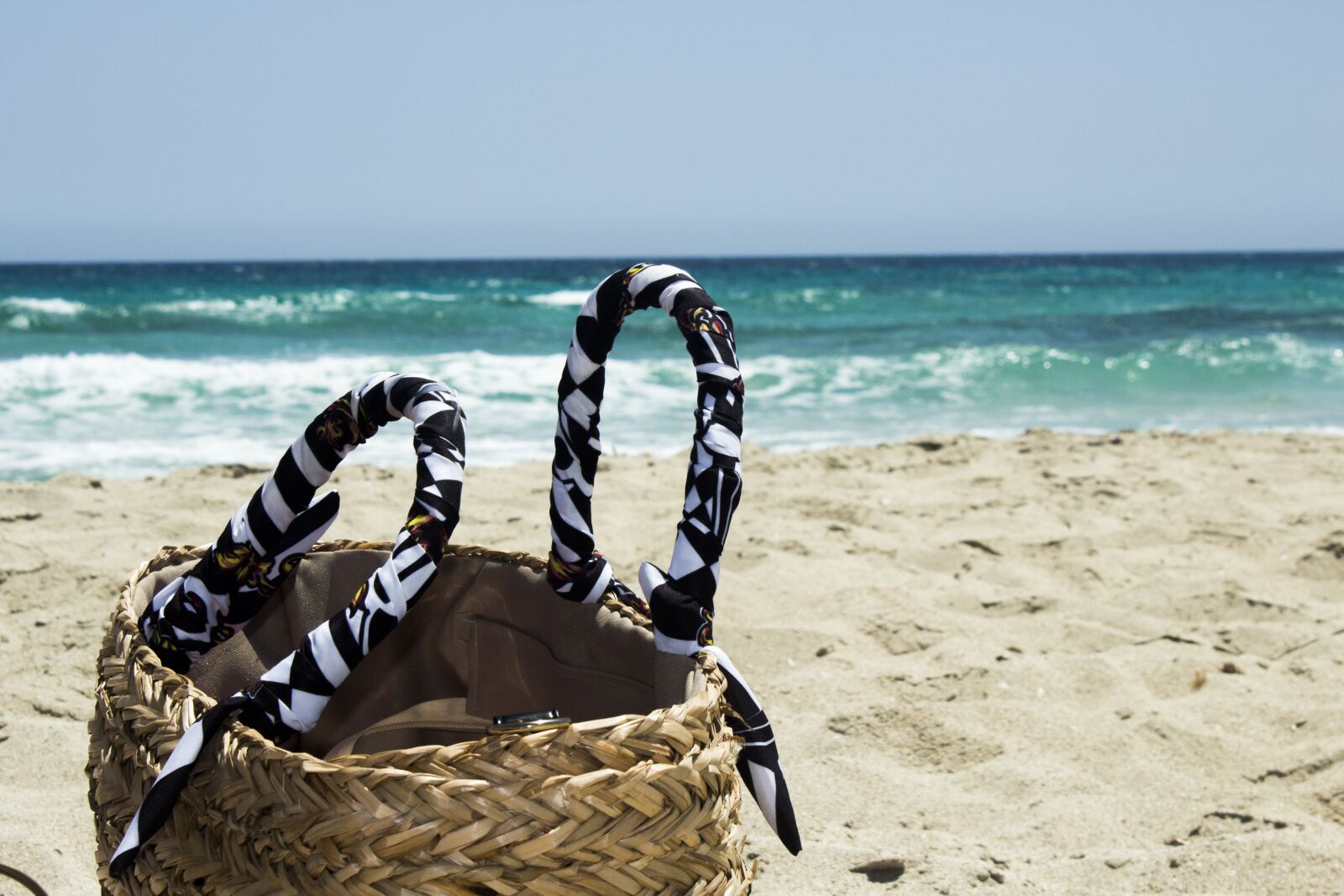Canon EOS 100D (EOS Rebel SL1 / EOS Kiss X7) sample photo. Beach, holiday, bag photography