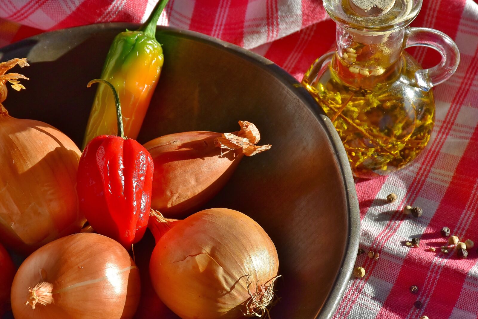 Nikon D7200 sample photo. Onion, pepperoni, oil photography