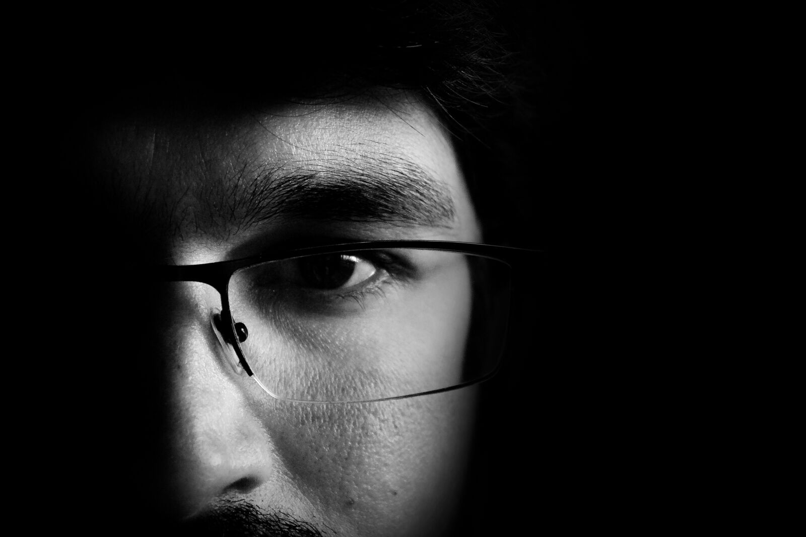 Canon EOS 700D (EOS Rebel T5i / EOS Kiss X7i) sample photo. Man, grayscale, indoor photography