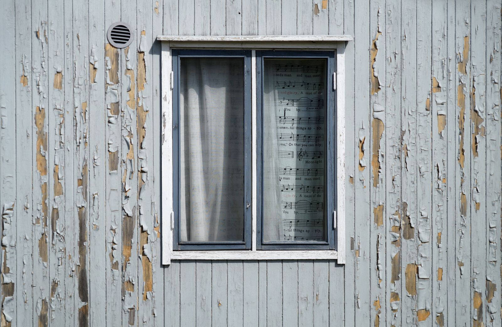 Sony SLT-A58 + Sony DT 16-50mm F2.8 SSM sample photo. Window, exfoliation, paint photography