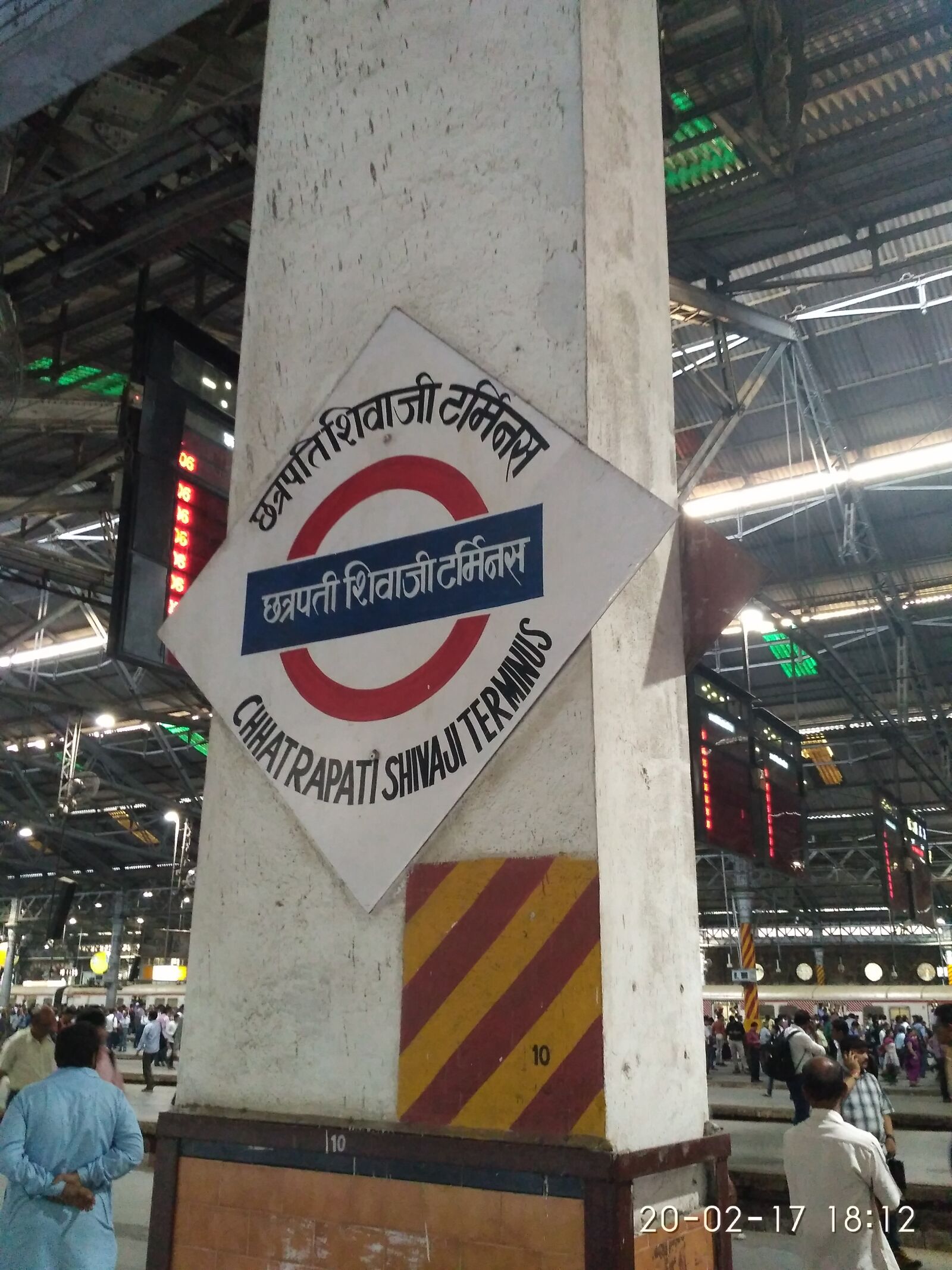 Xiaomi Redmi 3S sample photo. Board, csmt, cst, railway photography
