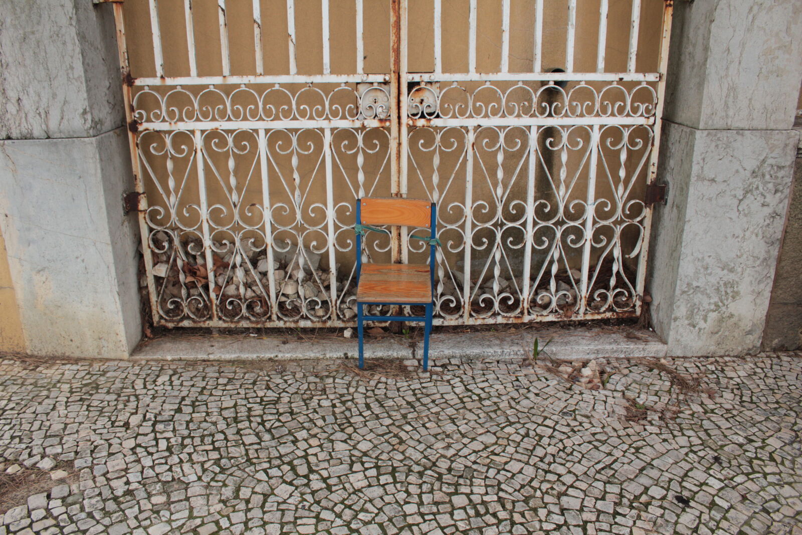 Canon EOS 550D (EOS Rebel T2i / EOS Kiss X4) sample photo. Chair, gate photography