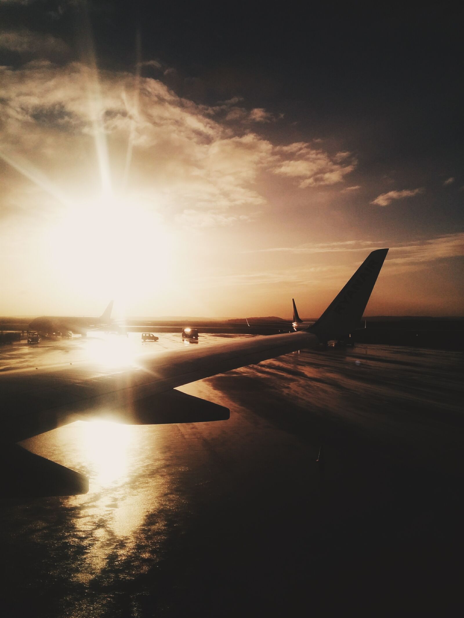 LG Nexus 5 sample photo. Airport, airplane, dark photography