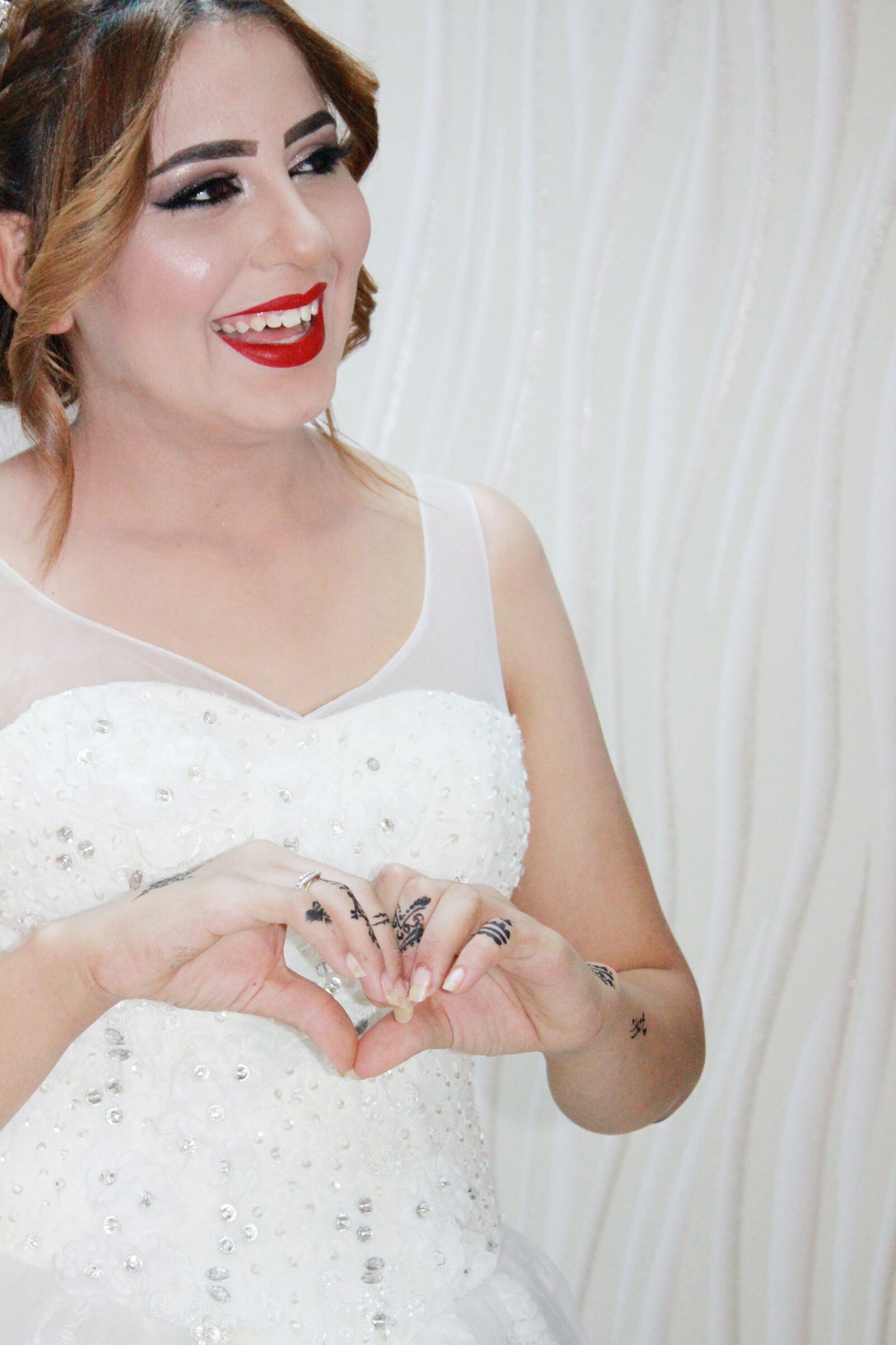 Canon EOS 600D (Rebel EOS T3i / EOS Kiss X5) sample photo. Bride, happy, makeup photography