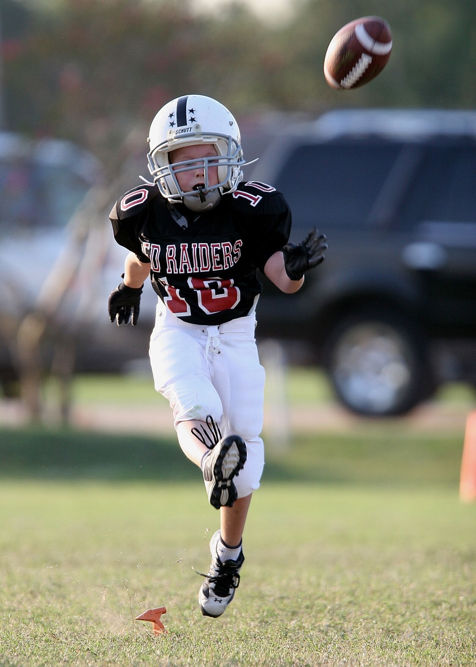 Canon EOS 20D sample photo. Football, kicker, kick off photography