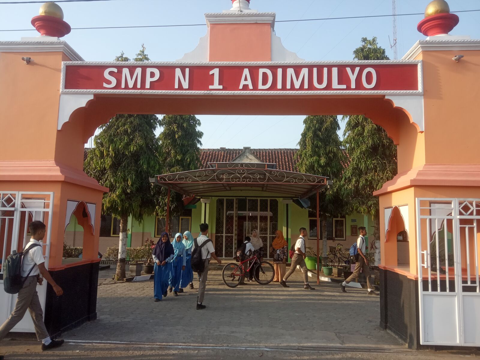 Xiaomi Redmi 6A sample photo. School, gate, greenschool photography