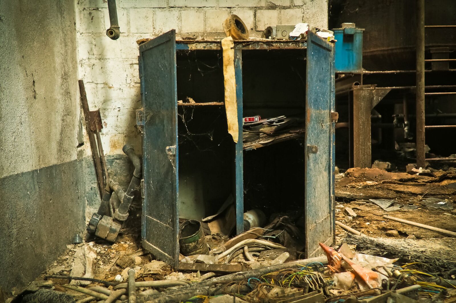 Olympus OM-D E-M10 sample photo. Lost places, rooms, abandoned photography
