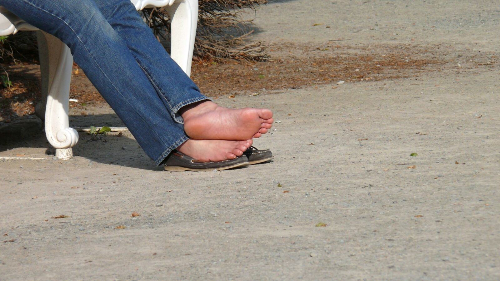 Leica V-LUX 1 sample photo. Feet, legs, relaxation photography