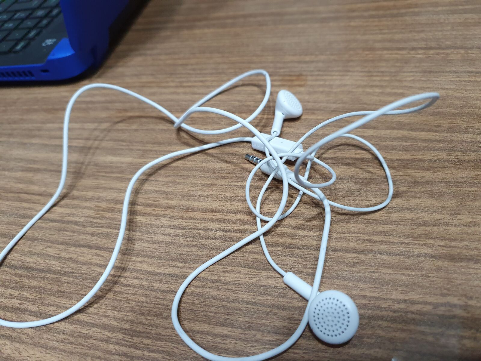 Samsung Galaxy S10 sample photo. Table, scissors, glasses photography