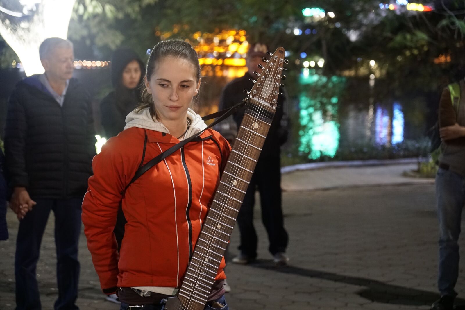 Sony a6300 + Sony Vario-Tessar T* E 16-70mm F4 ZA OSS sample photo. People, street, music photography