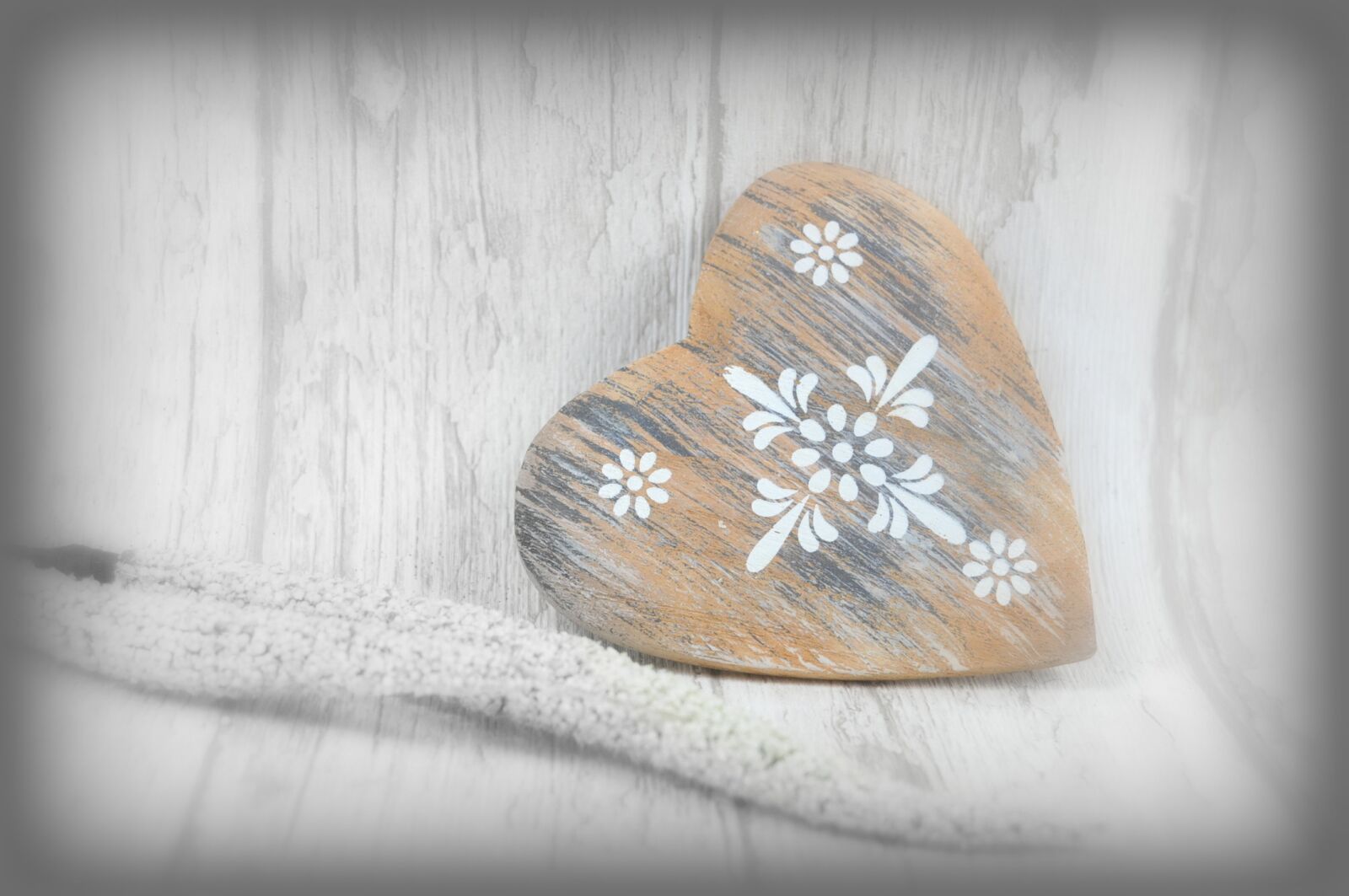 Nikon D300S sample photo. Wooden heart, vintage, retro photography
