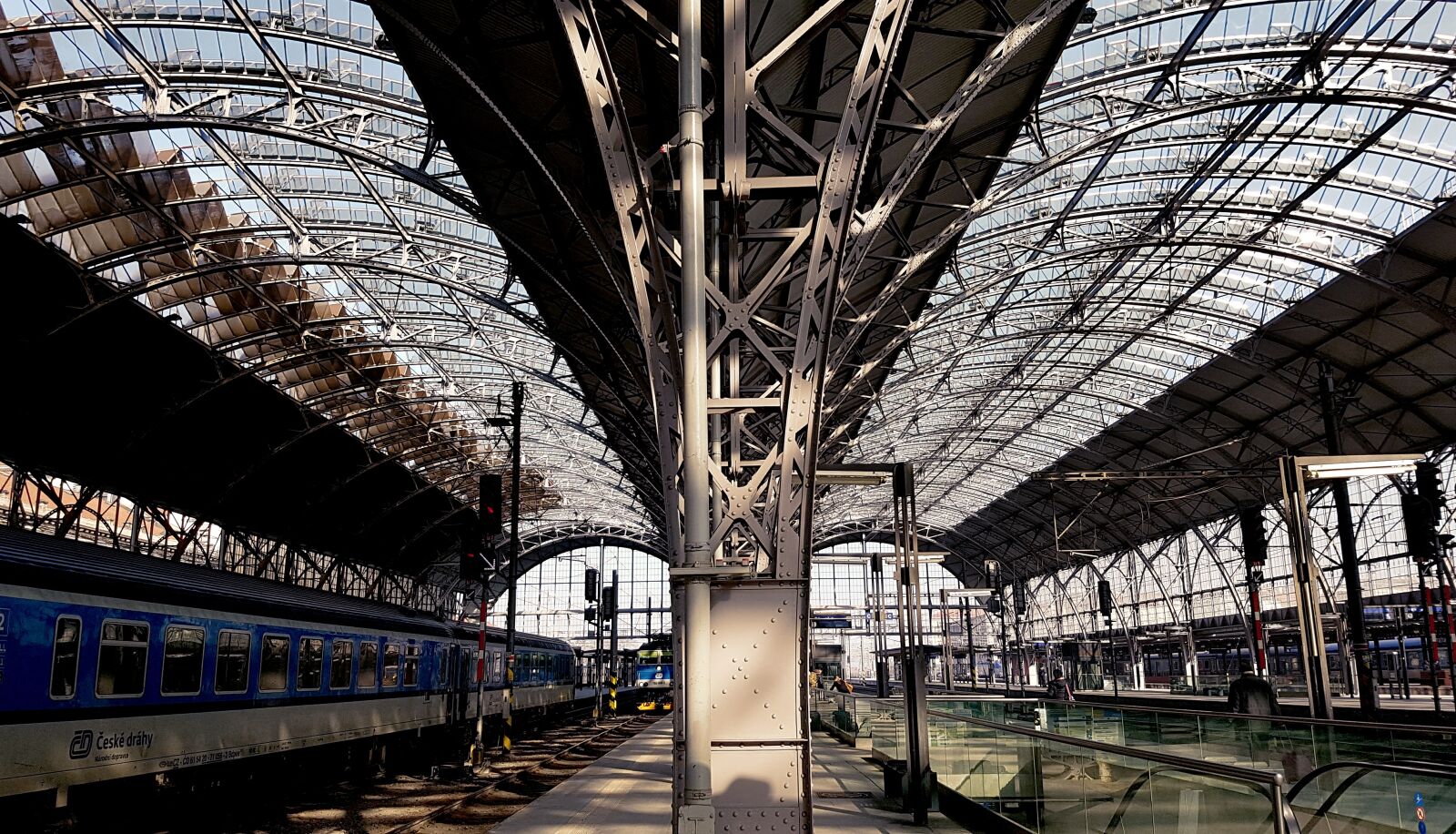 Samsung Galaxy S7 Edge sample photo. Prague, station, train photography