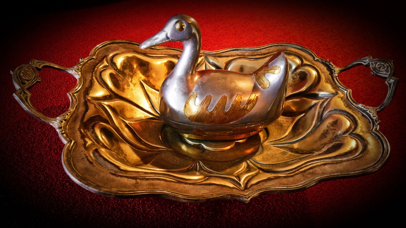 Panasonic Lumix DMC-FZ1000 sample photo. Duck, bowl, silver photography