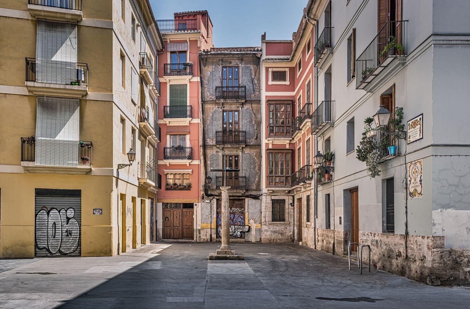 Canon EOS 100D (EOS Rebel SL1 / EOS Kiss X7) sample photo. Valencia, old city, architecture photography