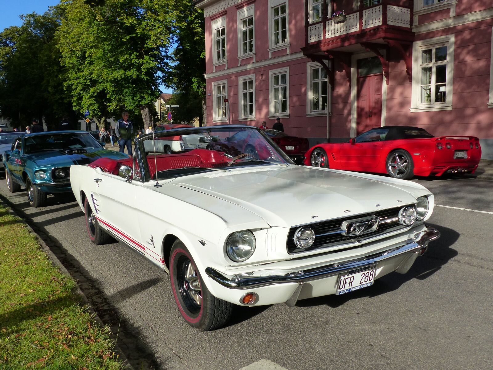 Panasonic Lumix DMC-FZ200 sample photo. Car, mustang, white photography