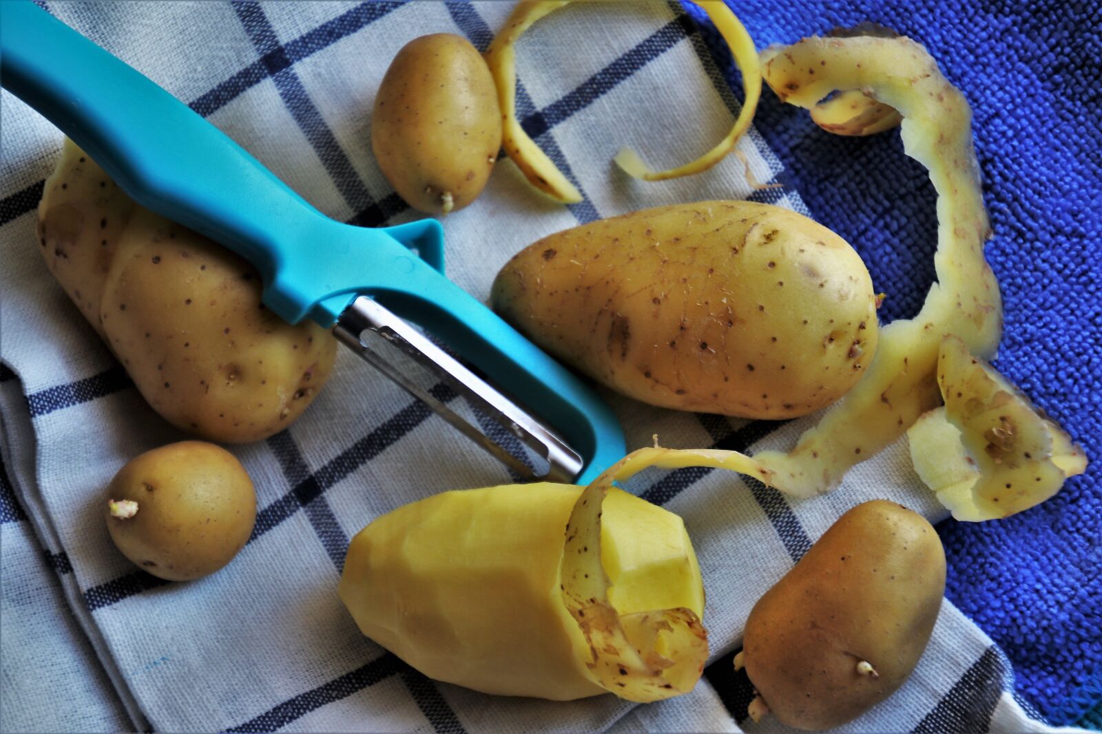 Canon EOS 80D sample photo. Potatoes, peeling, raw photography