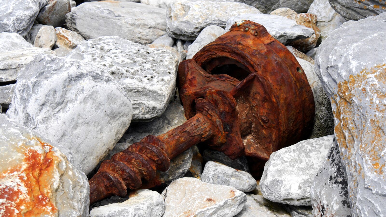 Panasonic Lumix DMC-GH3 sample photo. Wreck part, rusty, break photography