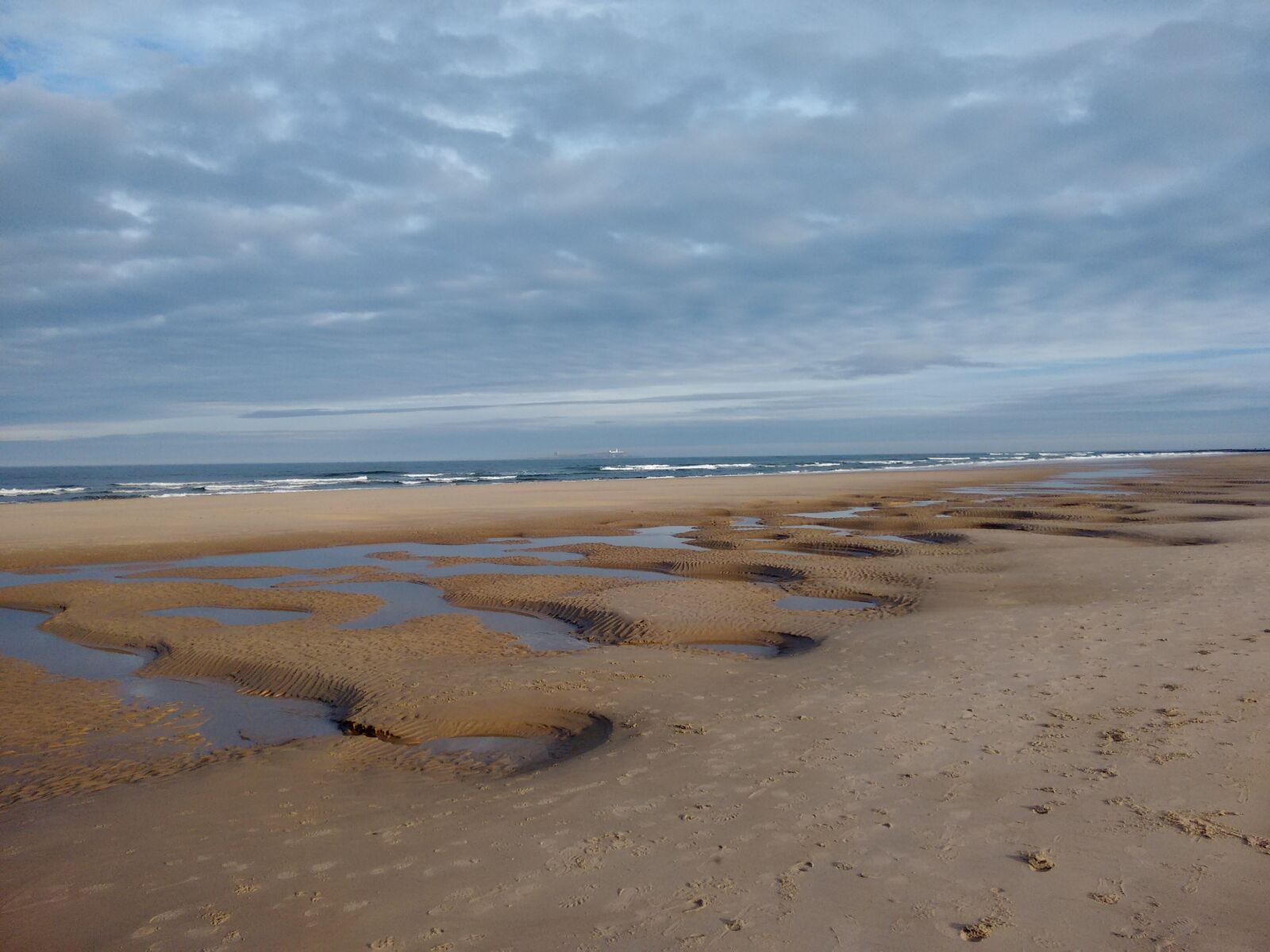 Motorola Moto G (2nd Gen) sample photo. Bamburgh, beach, sky photography