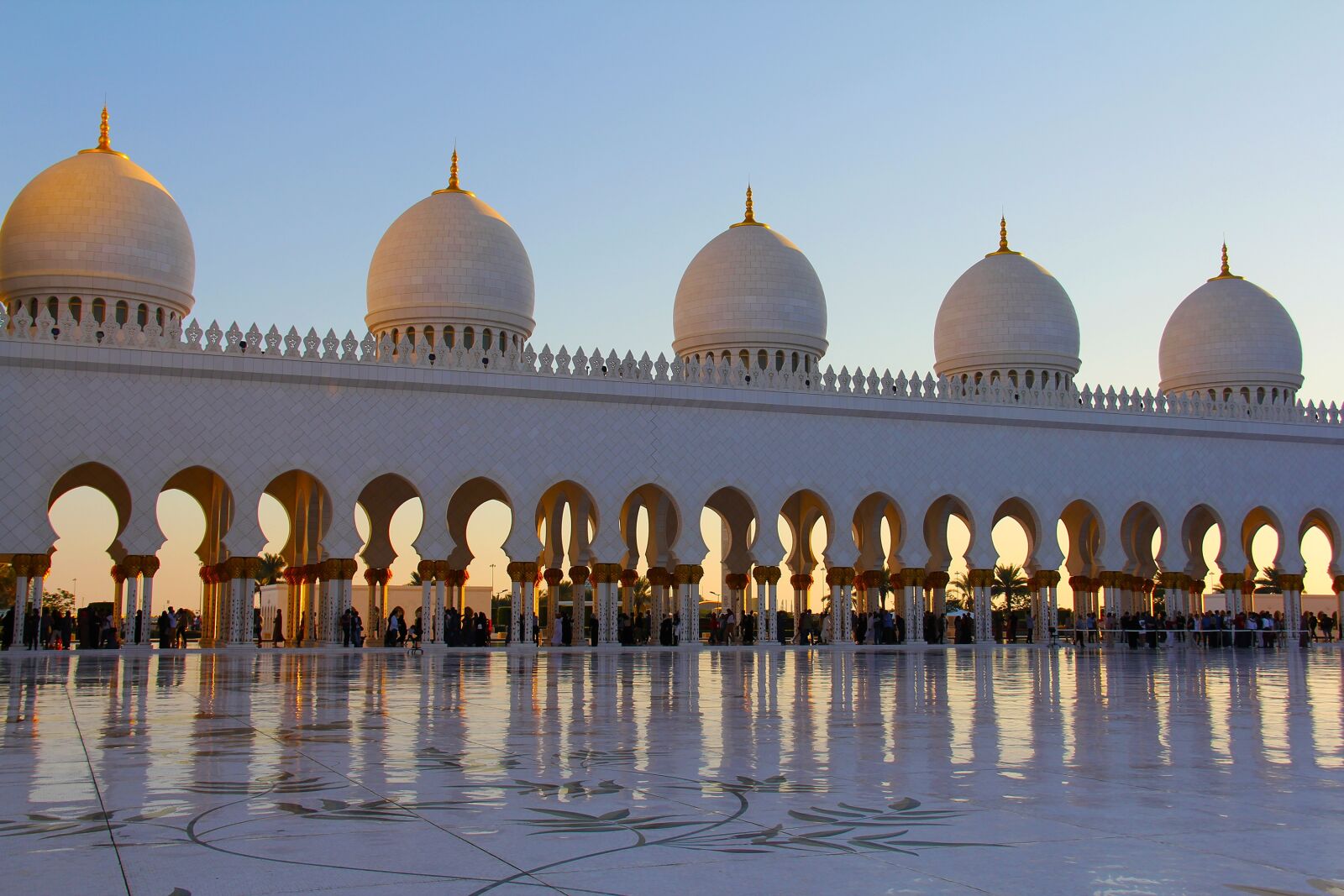 Canon EF-S 18-200mm F3.5-5.6 IS sample photo. Pray, muslim, sheikh zayed photography
