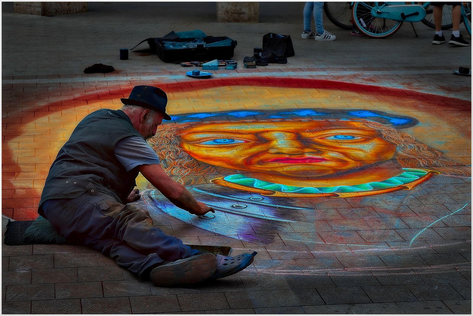 Canon EOS 200D (EOS Rebel SL2 / EOS Kiss X9) sample photo. Street painting, color, street photography