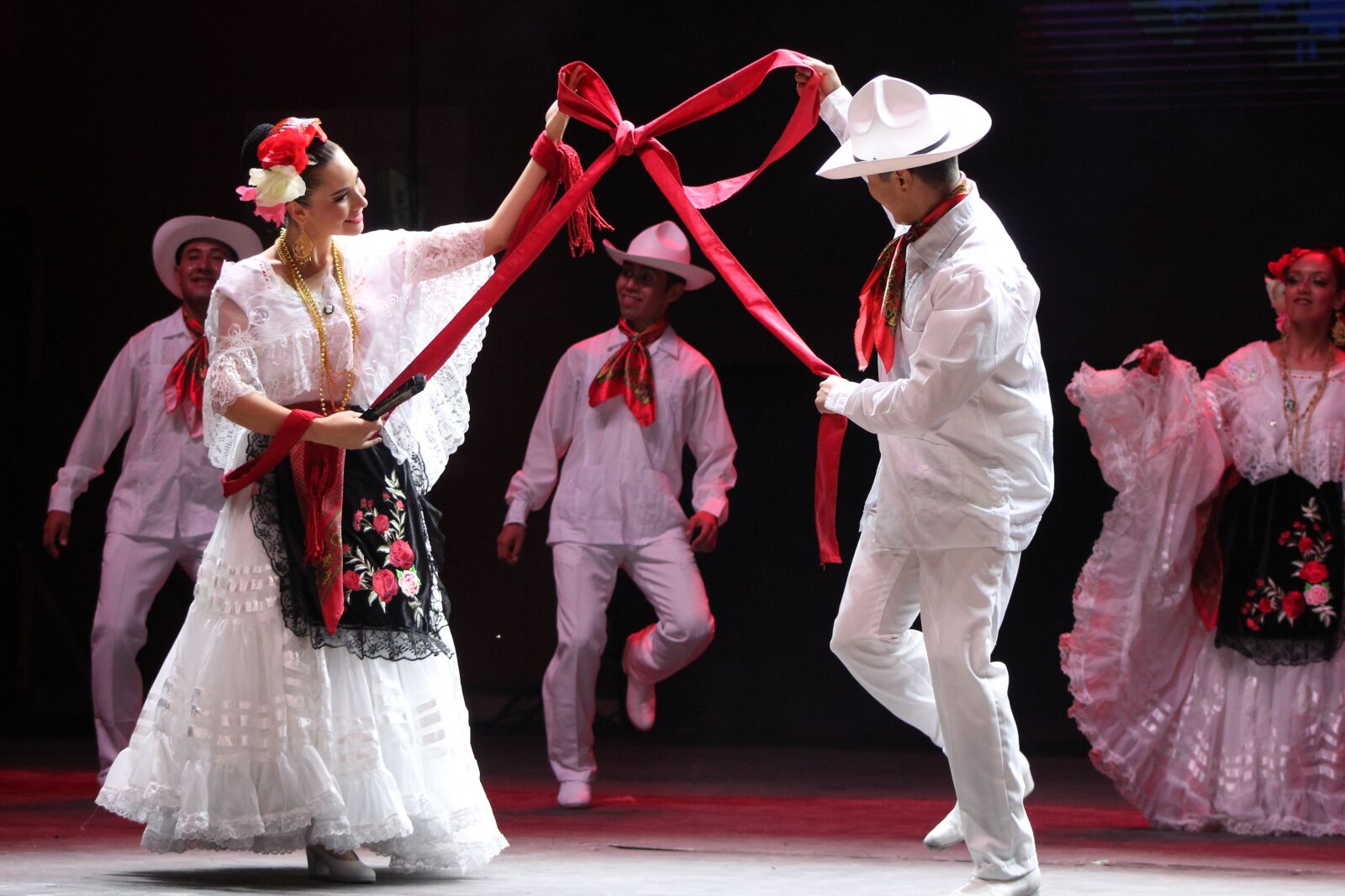 Canon EF75-300mm f/4-5.6 sample photo. Dance, man and woman photography