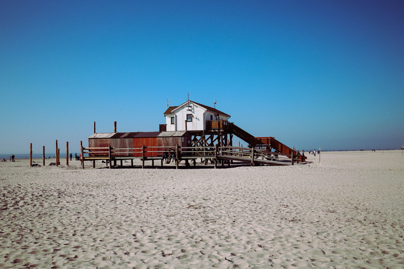 Canon EF 16-35mm F4L IS USM sample photo. Beach, blue, ocean, sky photography