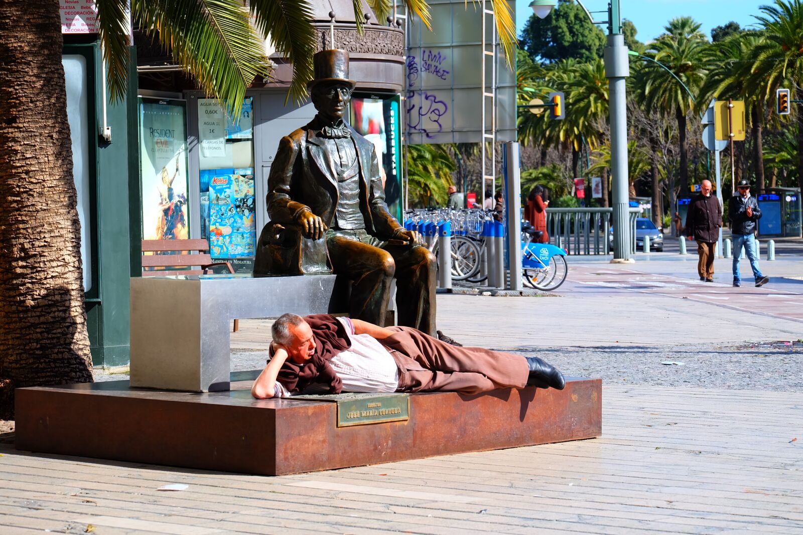 Fujifilm X-A2 + Fujifilm XC 50-230mm F4.5-6.7 OIS II sample photo. Man, monument, street photography