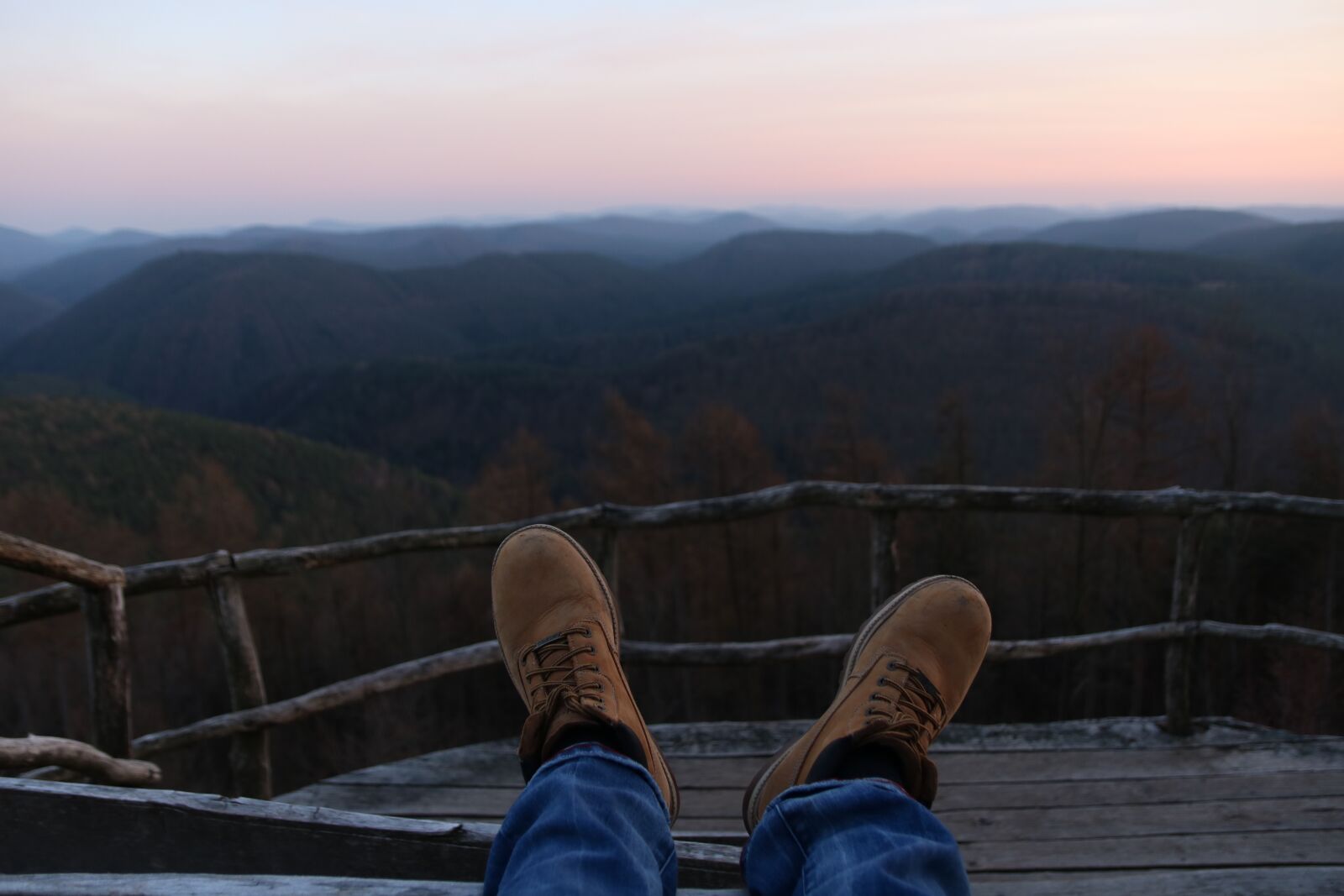 Canon EOS 750D (EOS Rebel T6i / EOS Kiss X8i) sample photo. Shoe, landscape, hiking photography