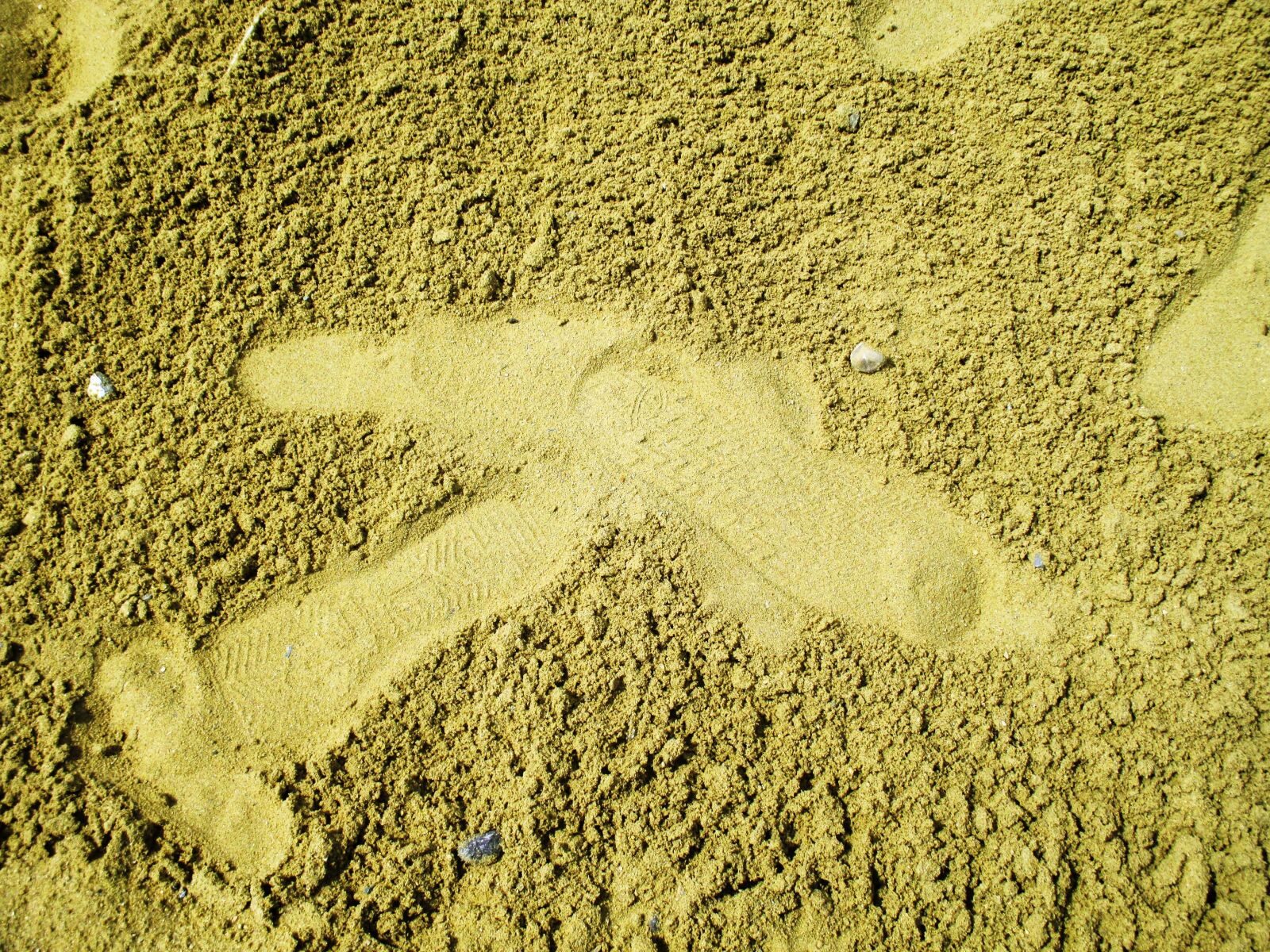 Canon PowerShot ELPH 115 IS (IXUS 132 / IXY 90F) sample photo. Sand, traces, feet photography