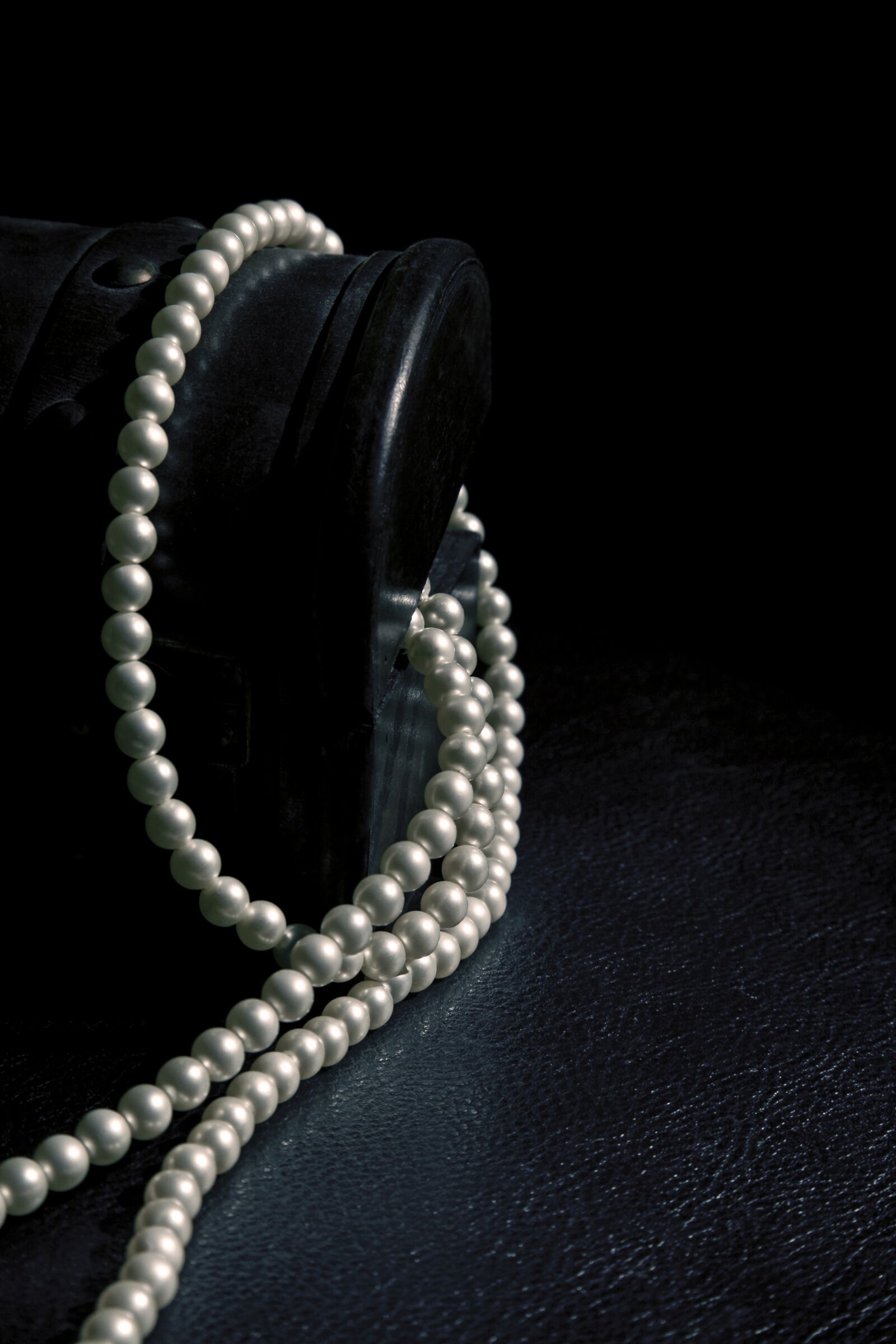 Canon EOS 5D Mark II sample photo. Pearls, pearl, necklace photography
