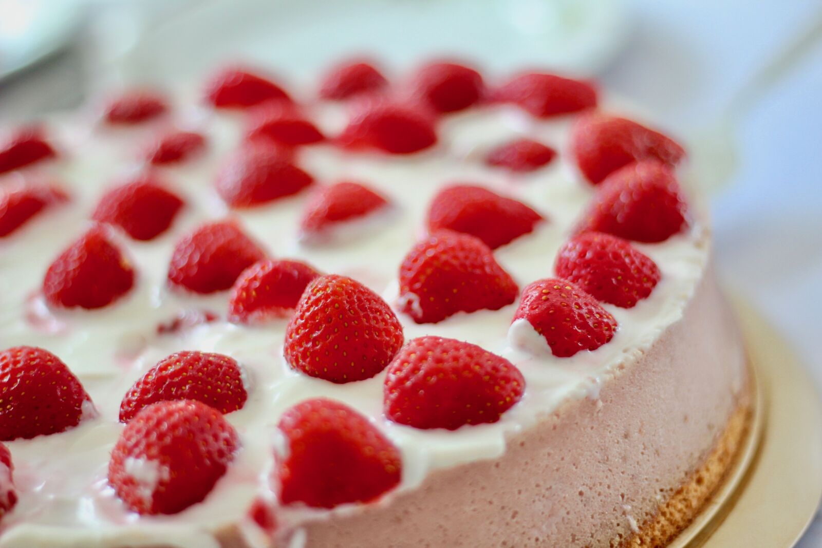 Canon EOS 1200D (EOS Rebel T5 / EOS Kiss X70 / EOS Hi) + Canon EF 50mm F1.8 STM sample photo. Strawberries, cake, sweet photography