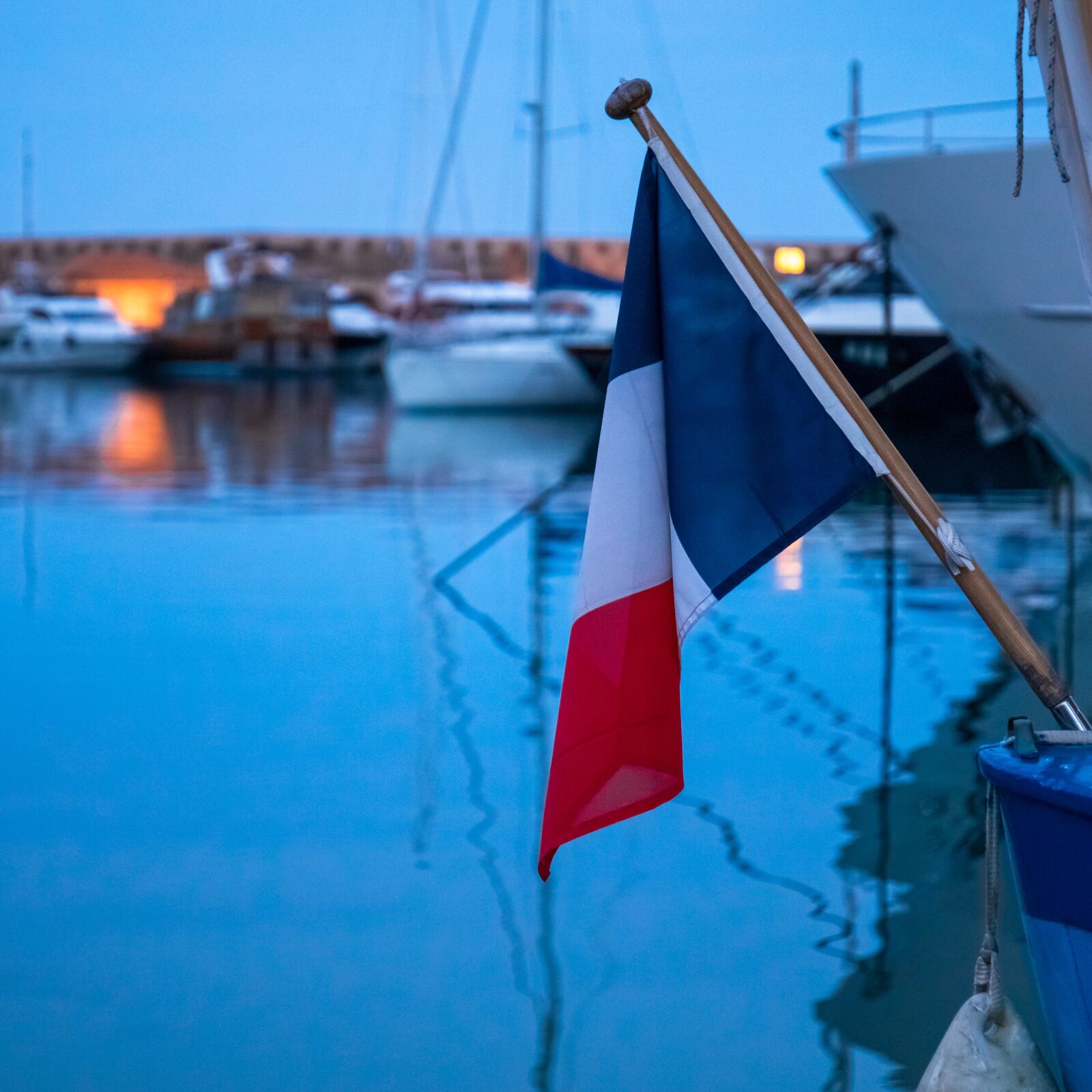 Canon EOS 5D Mark IV + Canon EF 24-70mm F4L IS USM sample photo. Flag, france, antibes photography