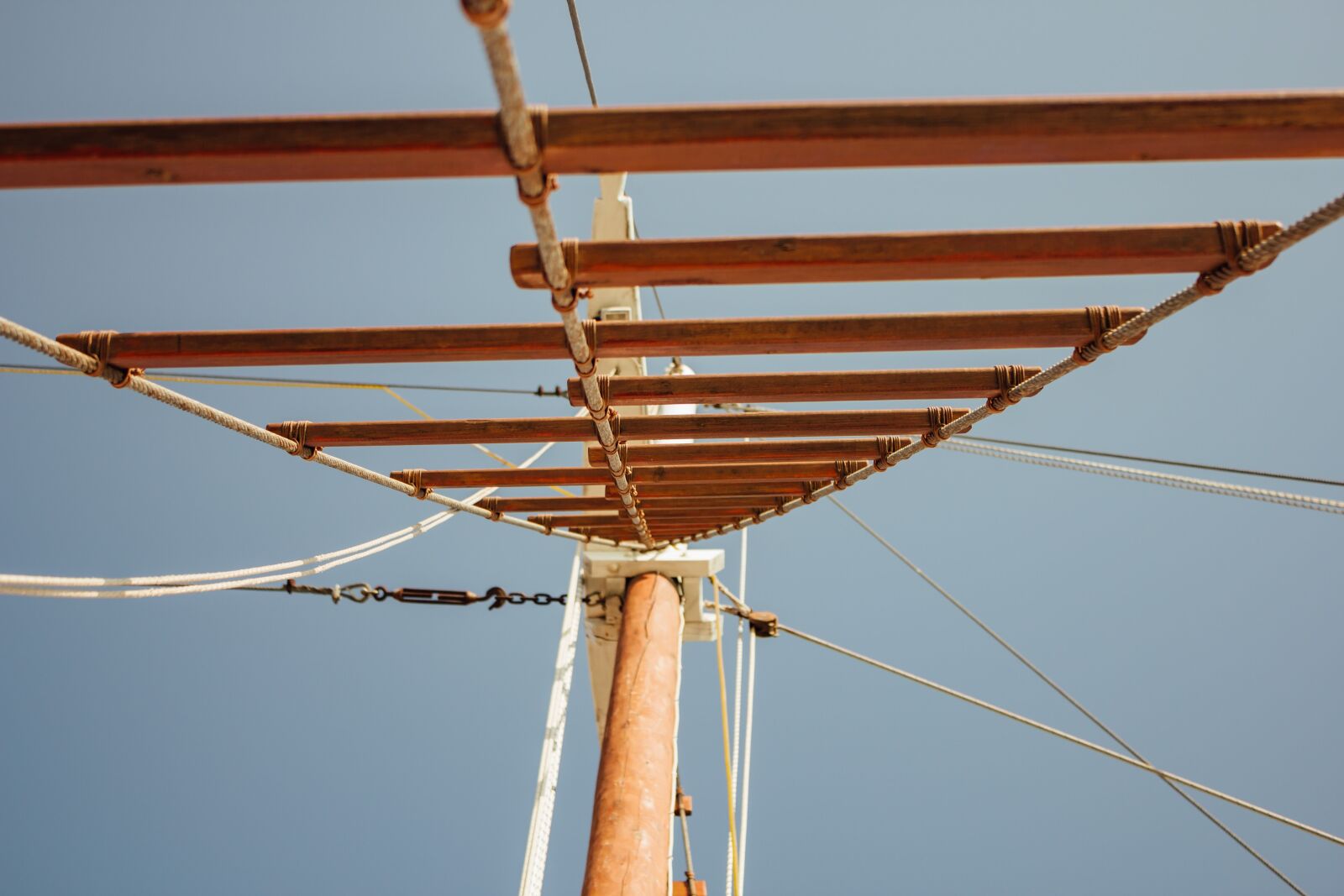 Canon EF-S 18-55mm F3.5-5.6 IS sample photo. Rope, ladder, sailboat, pylon photography