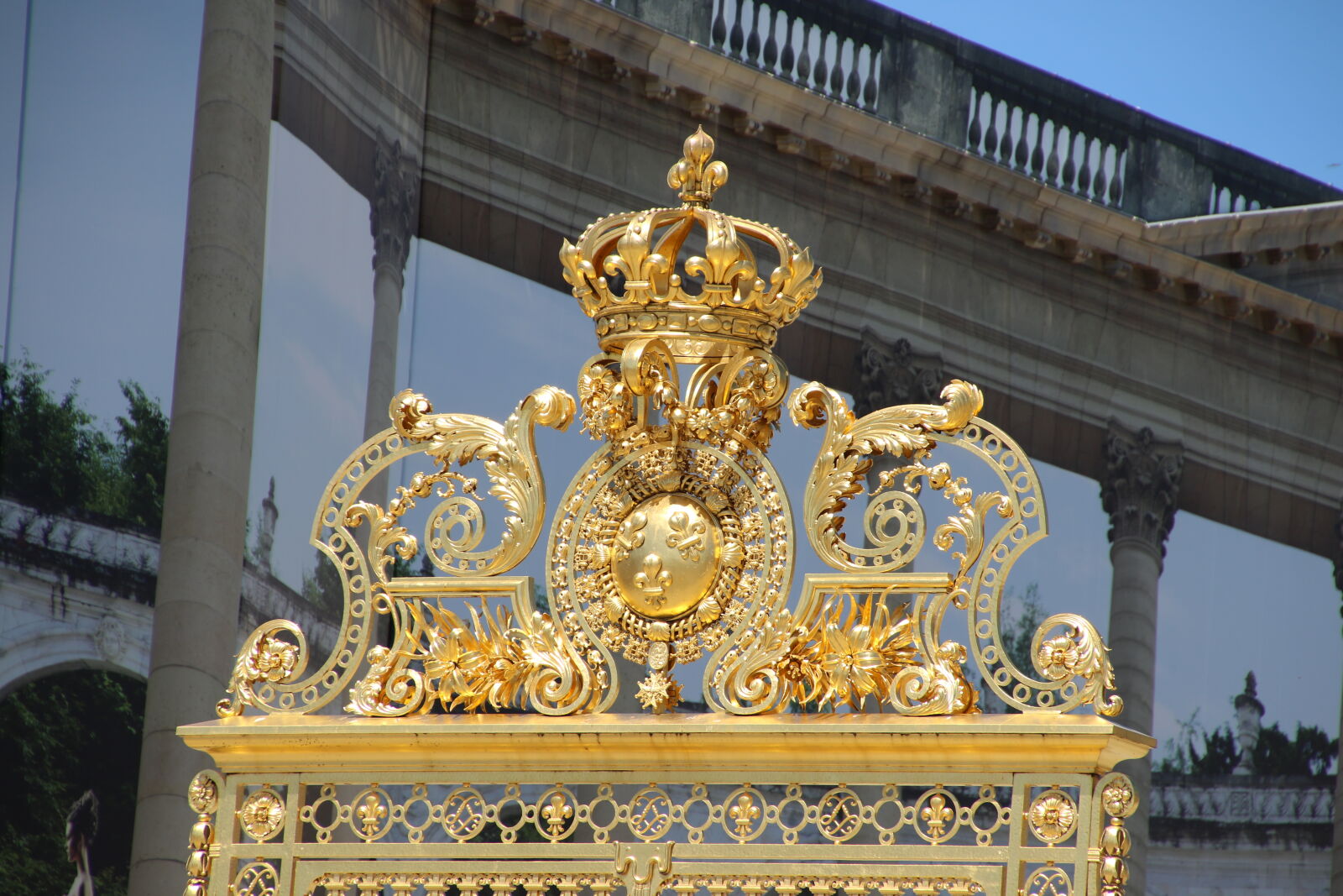 Canon EOS 7D Mark II sample photo. Atchitecture, curly, france, gold photography