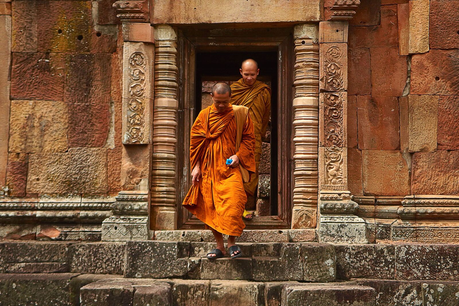 Olympus XZ-2 iHS sample photo. Thailand, monks, temple photography