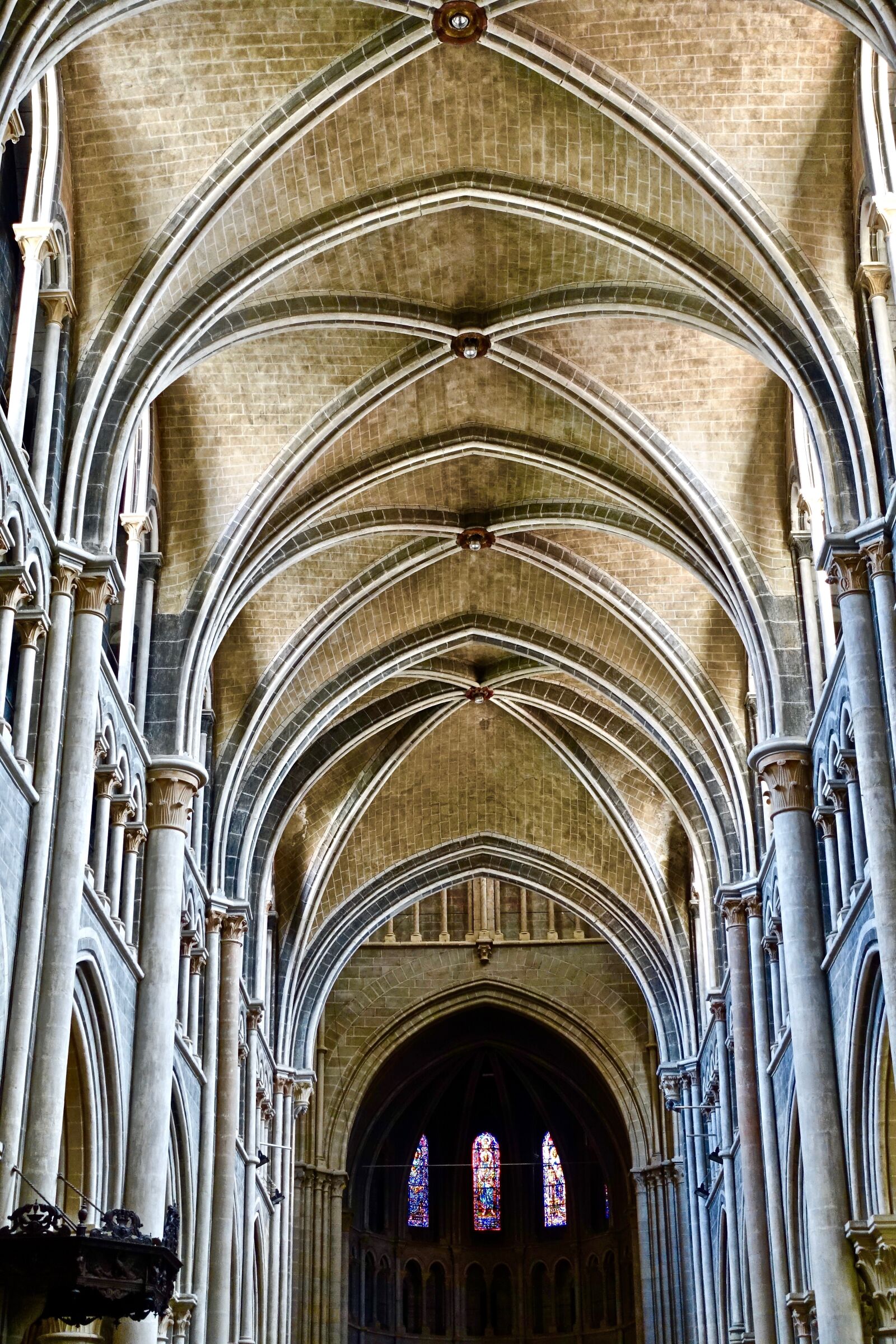 Sony Cyber-shot DSC-RX100 III sample photo. Arches, church, cathedral photography