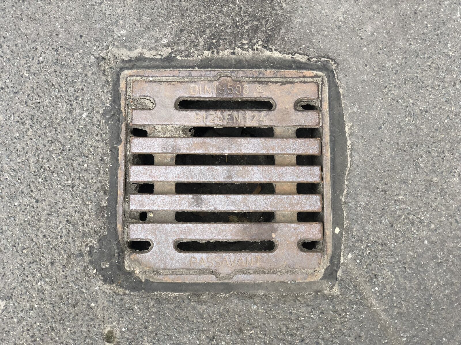 iPhone X back dual camera 6mm f/2.4 sample photo. Gulli, road, dirty photography